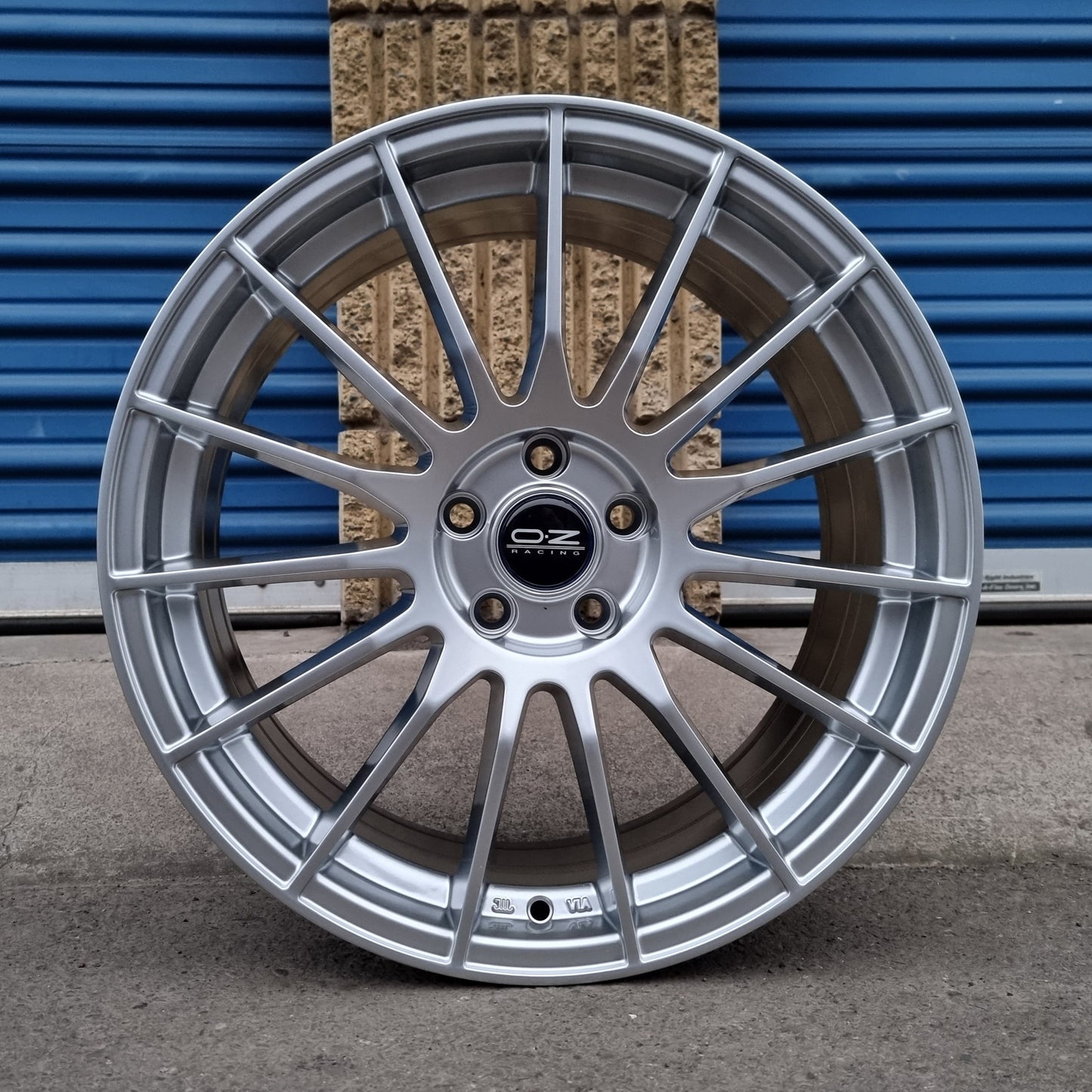 SET DE LLANTAS OZ SUPER TURISMO COLOR Plateado. Aro 18- 5x105 (MB8)