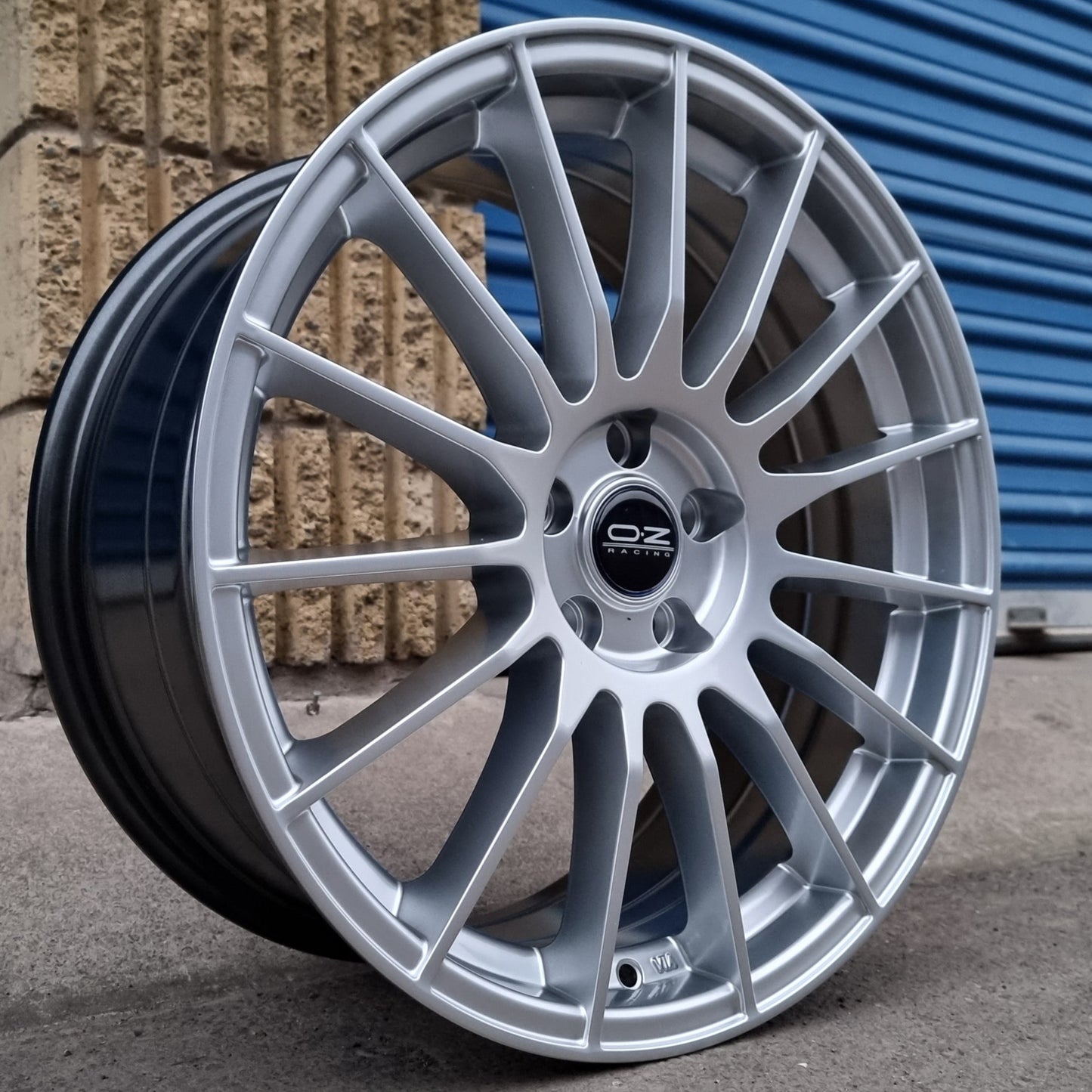 SET DE LLANTAS OZ SUPER TURISMO COLOR Plateado. Aro 18- 5x105 (MB8)
