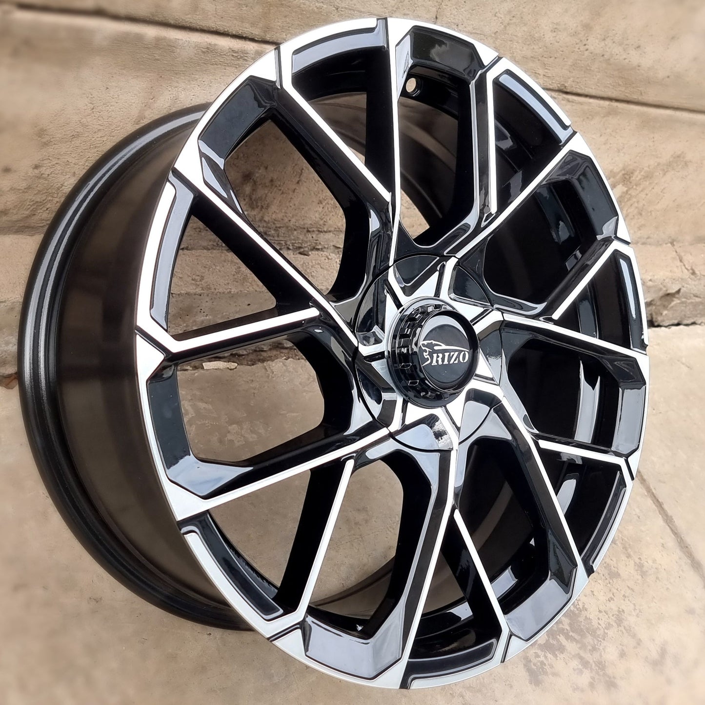 SET DE LLANTAS RIZO. Aro 18 - 5x108, 5x114. Doble apernadura .Color Cromado Fondo Negro .(ALPHA).