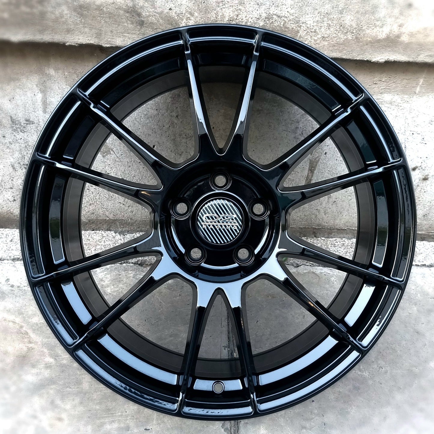 SET DE LLANTAS OZ ULTRA LIGERA. Aro 18 - 5x112. Color Negro Brillante. (320)