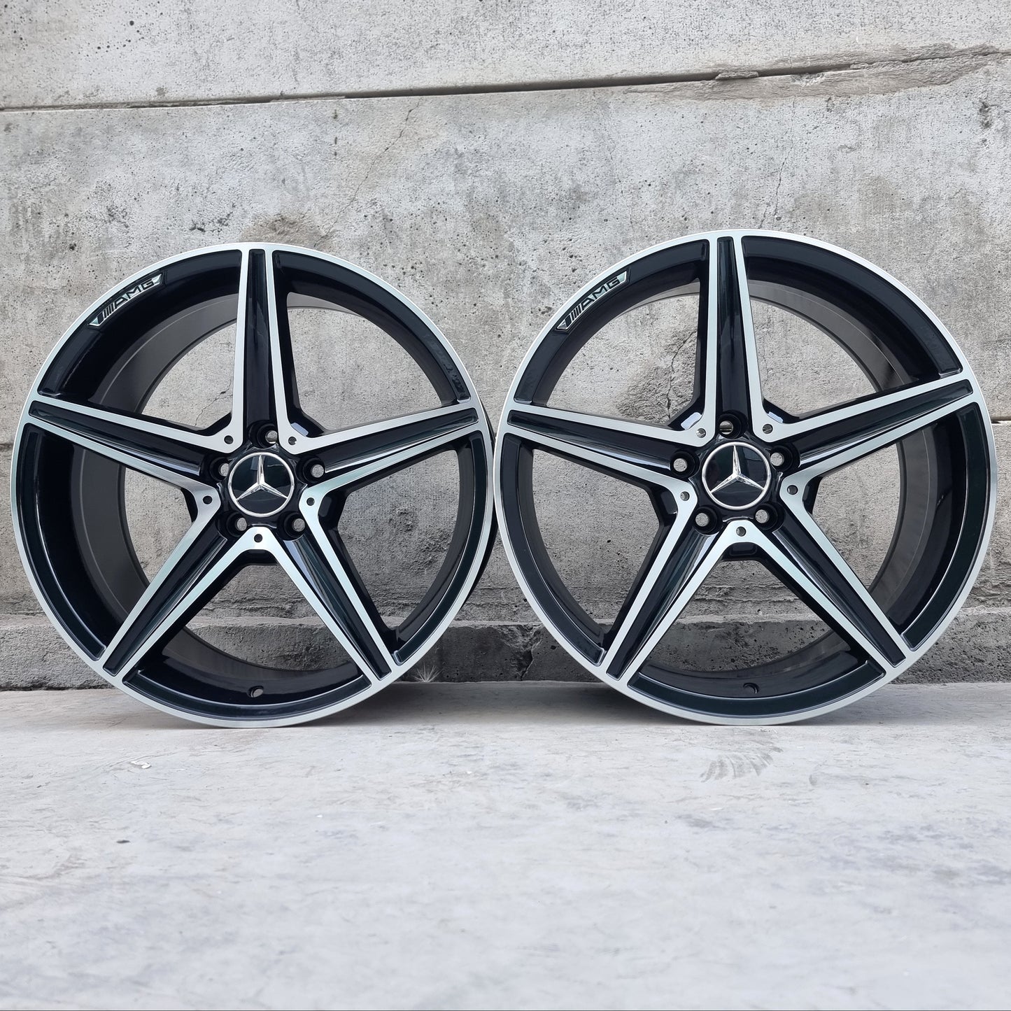 SET DE 4 LLANTAS MERCEDES. ASIMÉTRICAS COLOR Cromado Fondo Negro. Aro 19 - 5x112 (843)
