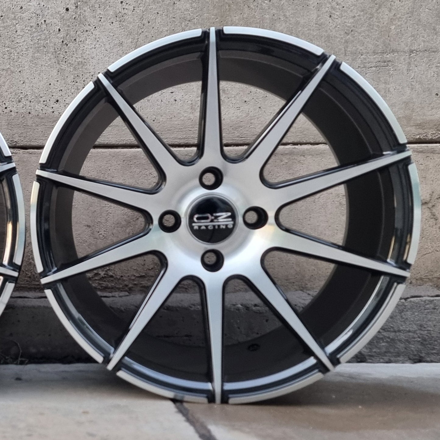 SET DE LLANTAS OZ RACING. Aro 16 - 4x100. Color Cromada Fondo Negro. (16N0184A)