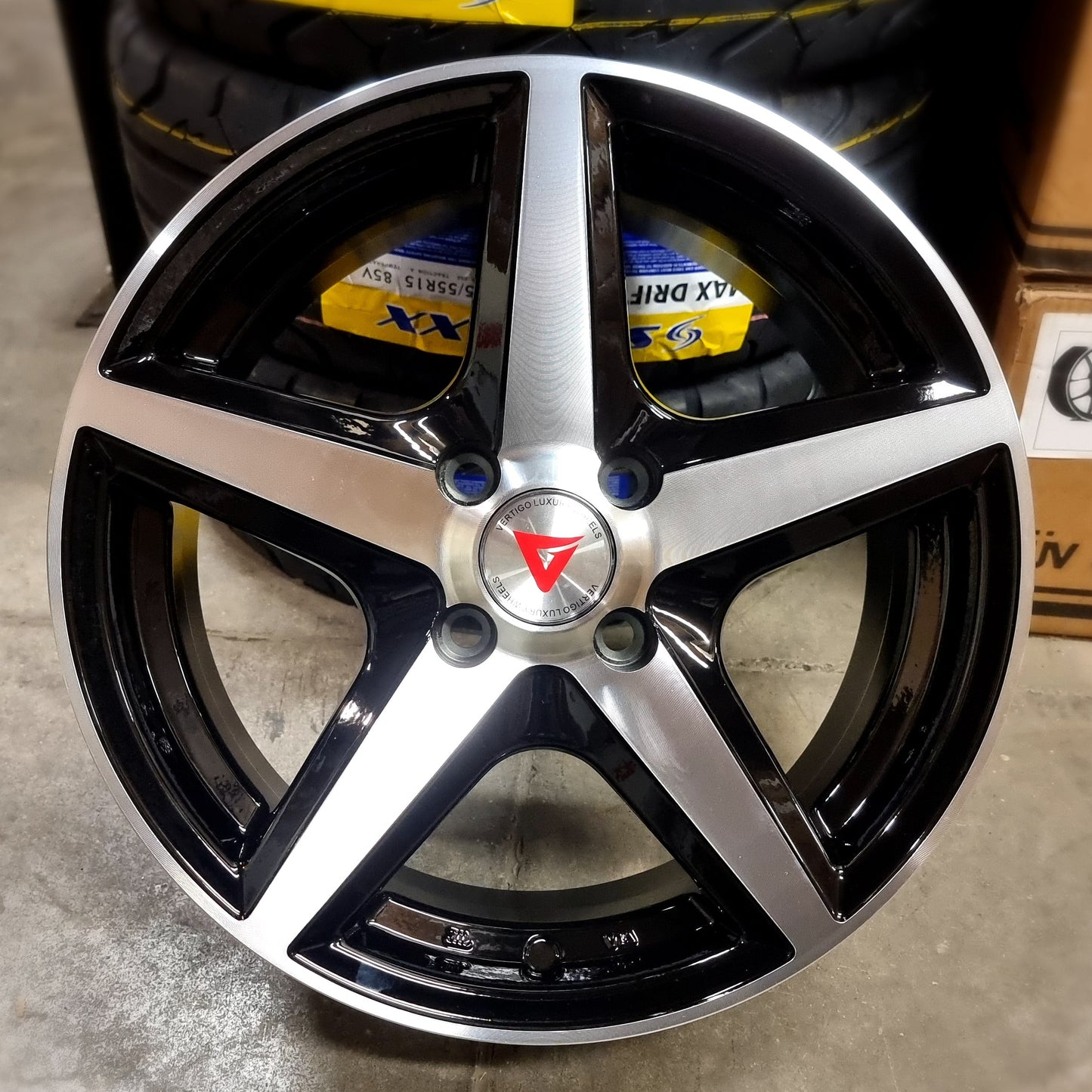 SET DE LLANTAS MODELO 518. Aro 15-4x100 .Color Cromado Fondo Negro .(518).