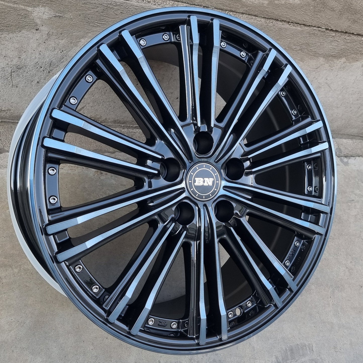 SET DE LLANTAS MODELO 5996 COLOR Cromado Fondo Negro. Aro 18 - 5x114. (5996)