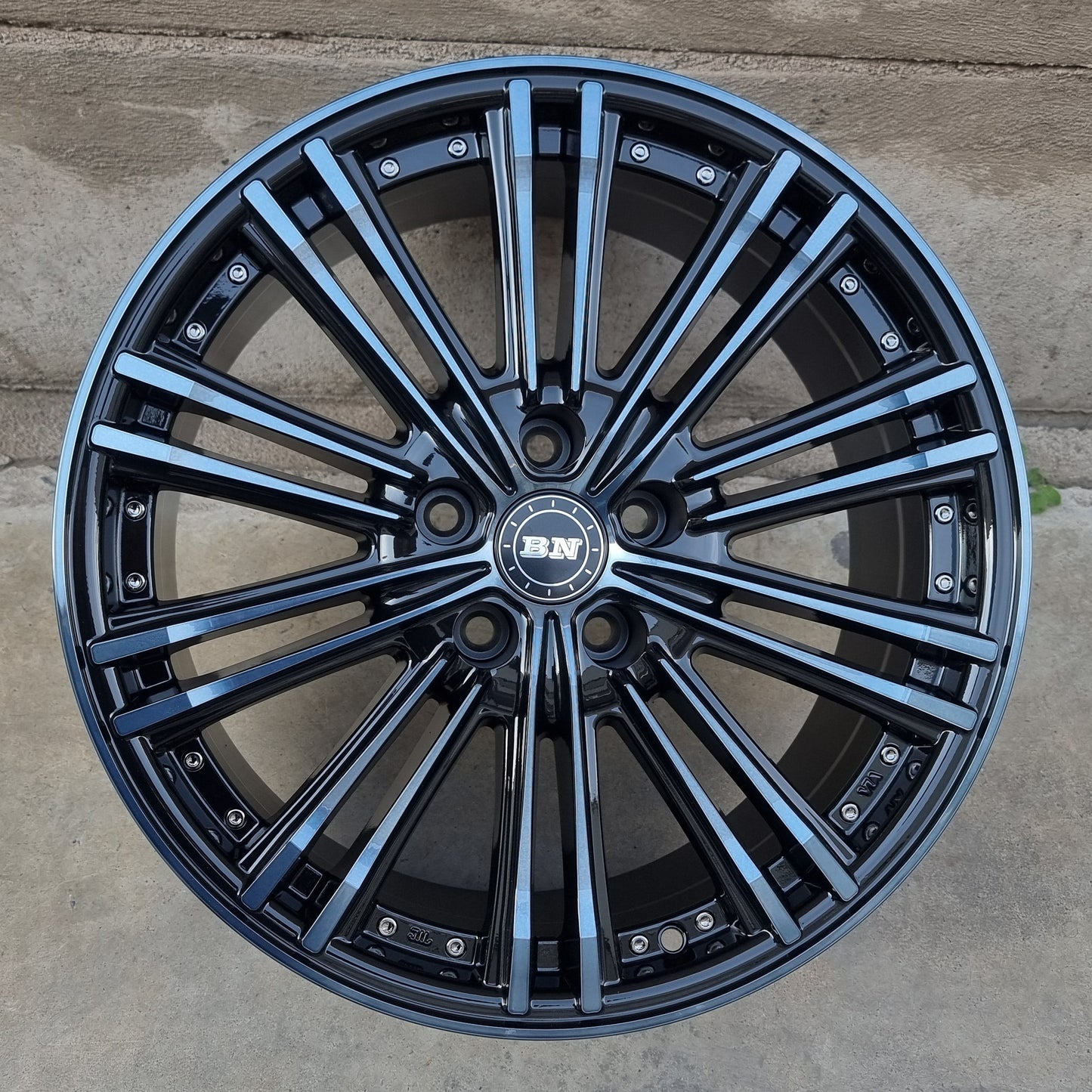 SET DE LLANTAS MODELO 5996 COLOR Cromado Fondo Negro. Aro 18 - 5x114. (5996)