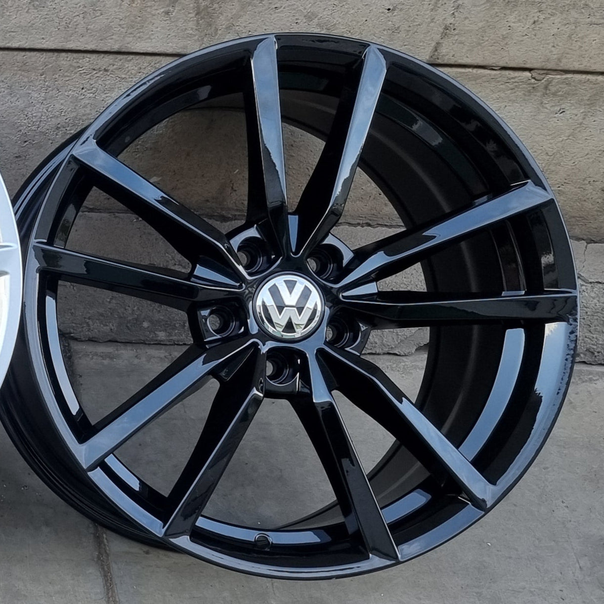 SET DE LLANTAS Volkswagen PRETORIA COLOR Negro Brillante. Aro 18 - 5x112 (664)