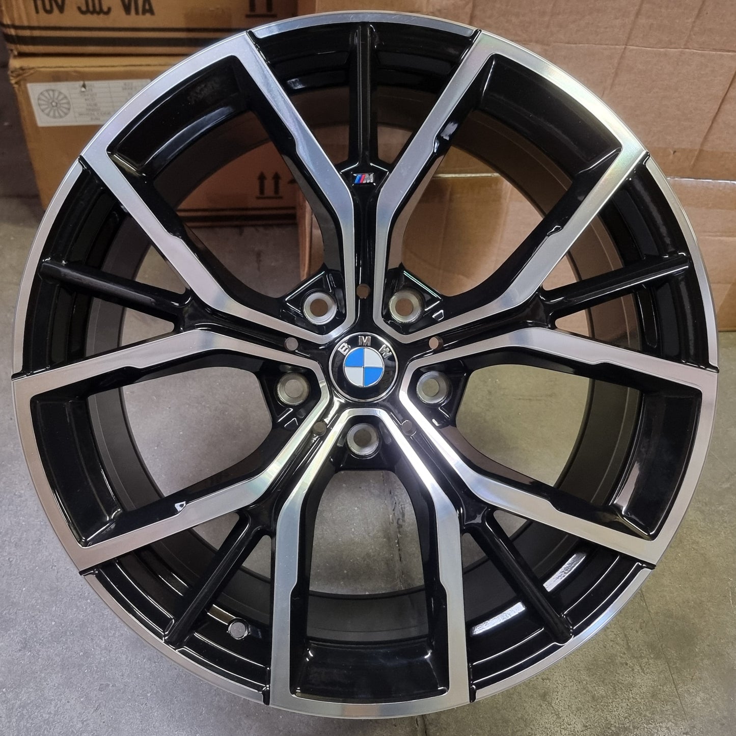 SET DE LLANTAS BMW . Aro-19-5x120 .Color Cromado Fondo Negro .(H2010F).