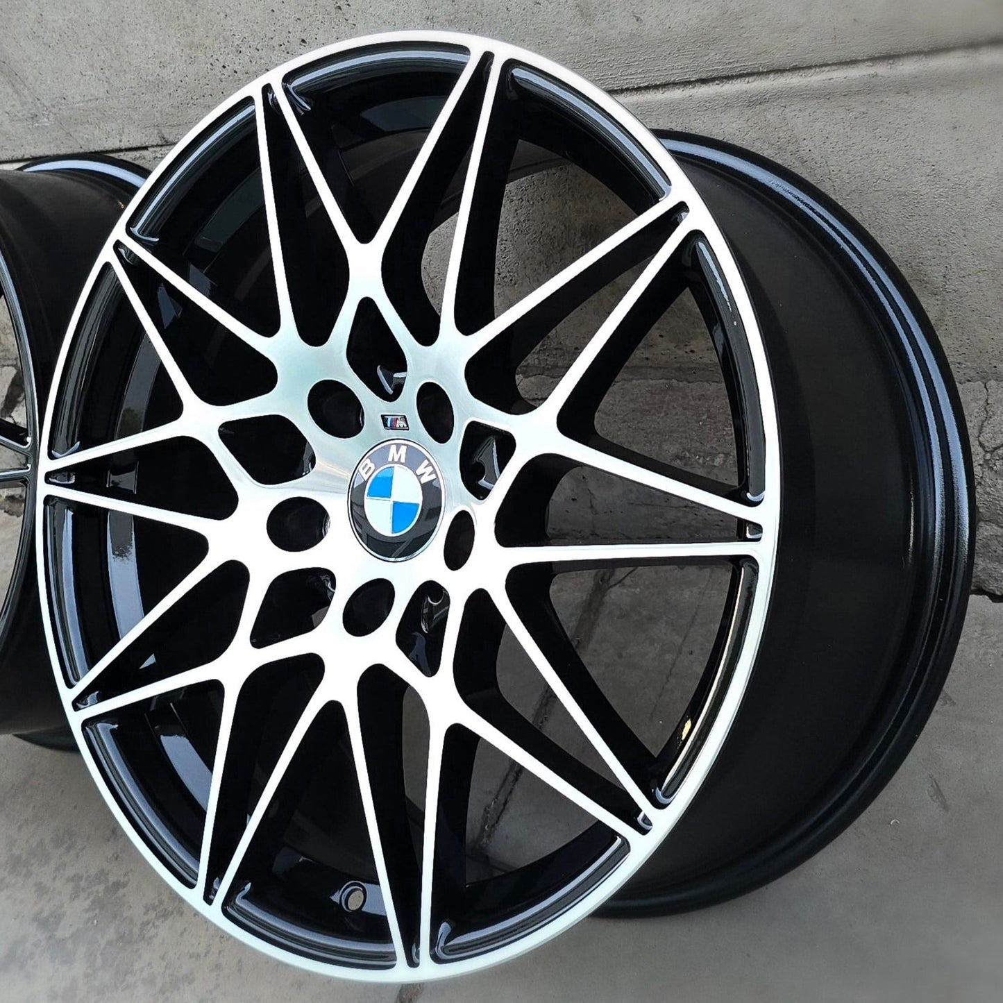 SET DE LLANTAS BMW. Aro 18 - 5x120. .Color Cromado Fondo Negro .(H3184F).