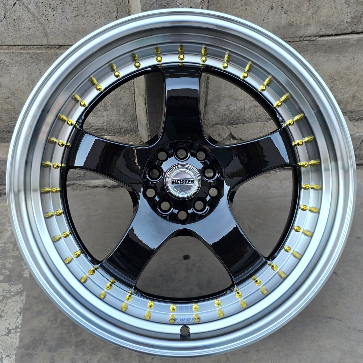 SET DE LLANTAS WORK MEISTER. Aro 19 - 5x100, 5x114. Doble apernadura .Color Negro Brillante Aro Cromado .(5039).