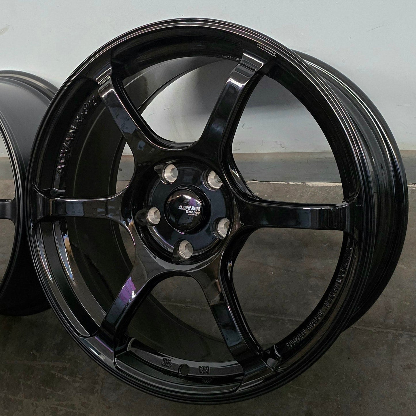 SET DE LLANTAS ADVAN RG2. Aro 18 - 5x114 .Color Negro Brillante .(FF25).