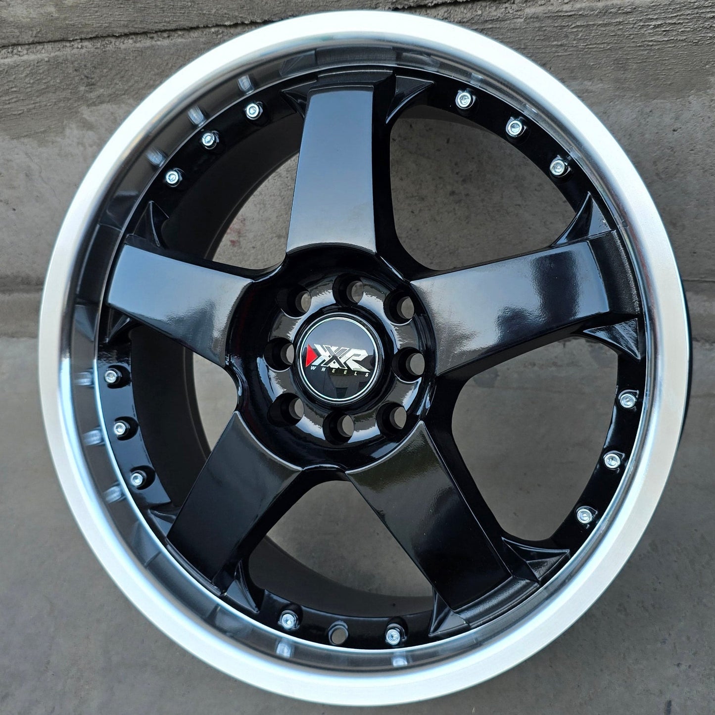 SET DE LLANTAS XXR. Aro 17- 4x100, 4x114. Doble apernadura. .Color Negro Brillante Aro Cromado .(277).