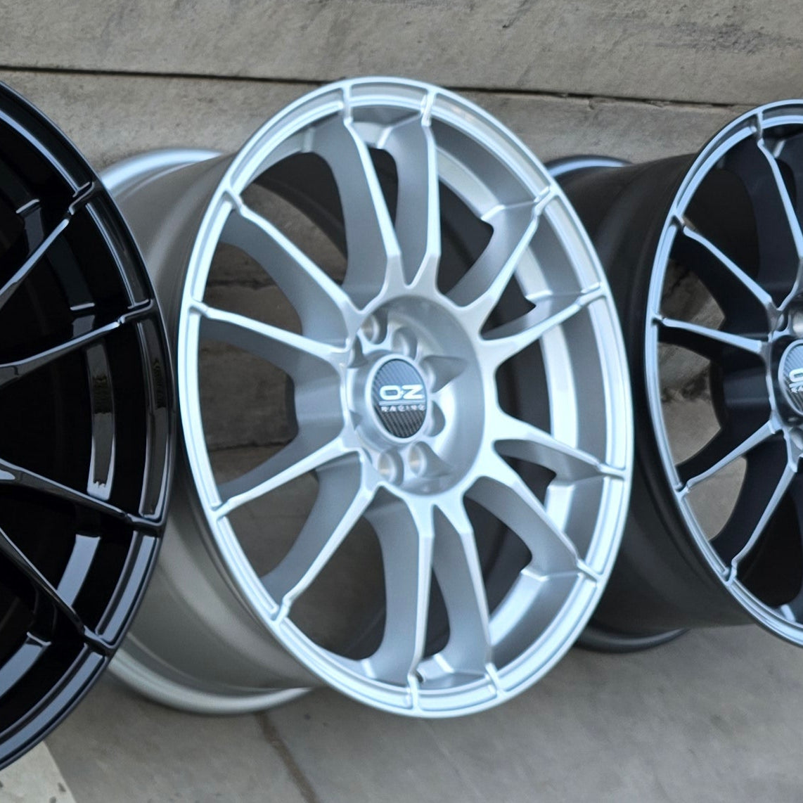 SET DE LLANTAS OZ ULTRA LIGERA COLOR Plateado. Aro 17- 5x100, 5x114 (320)