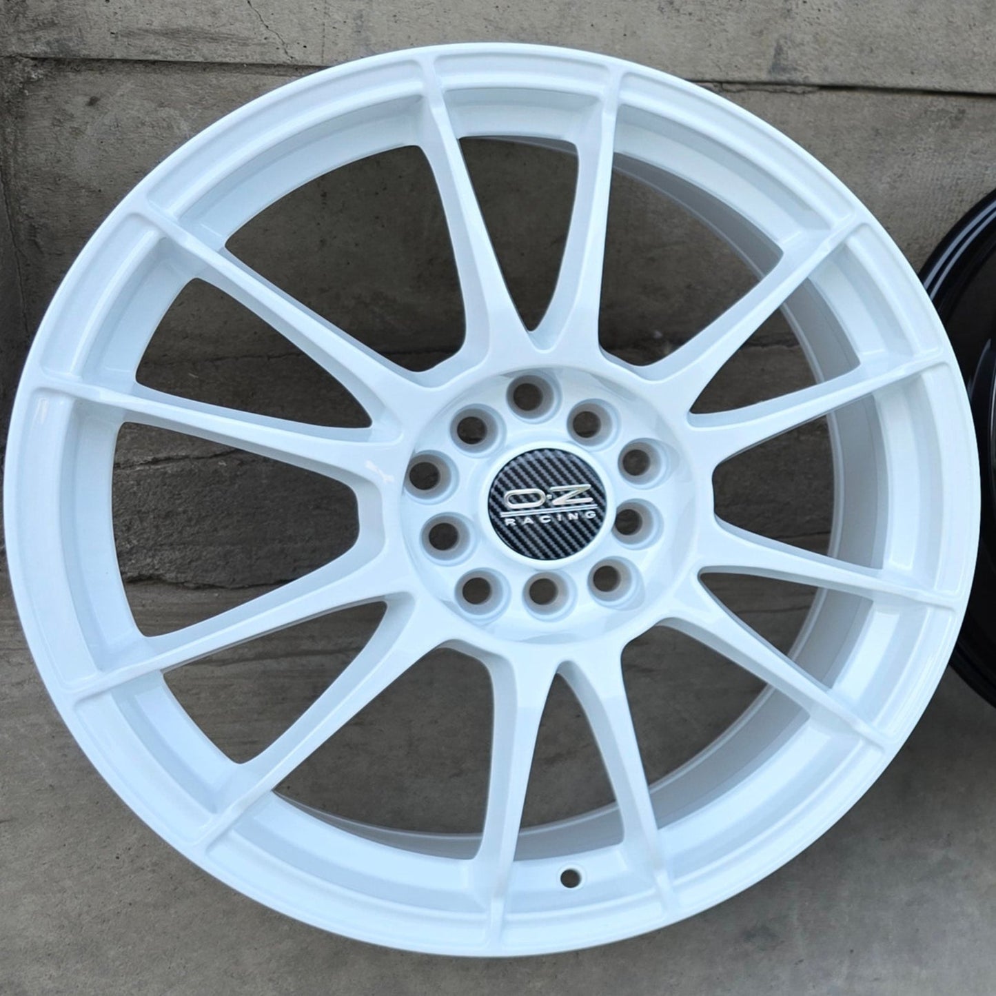 SET DE LLANTAS OZ ULTRA LIGERA COLOR Blanca. Aro 17- 5x100, 5x114 (320)