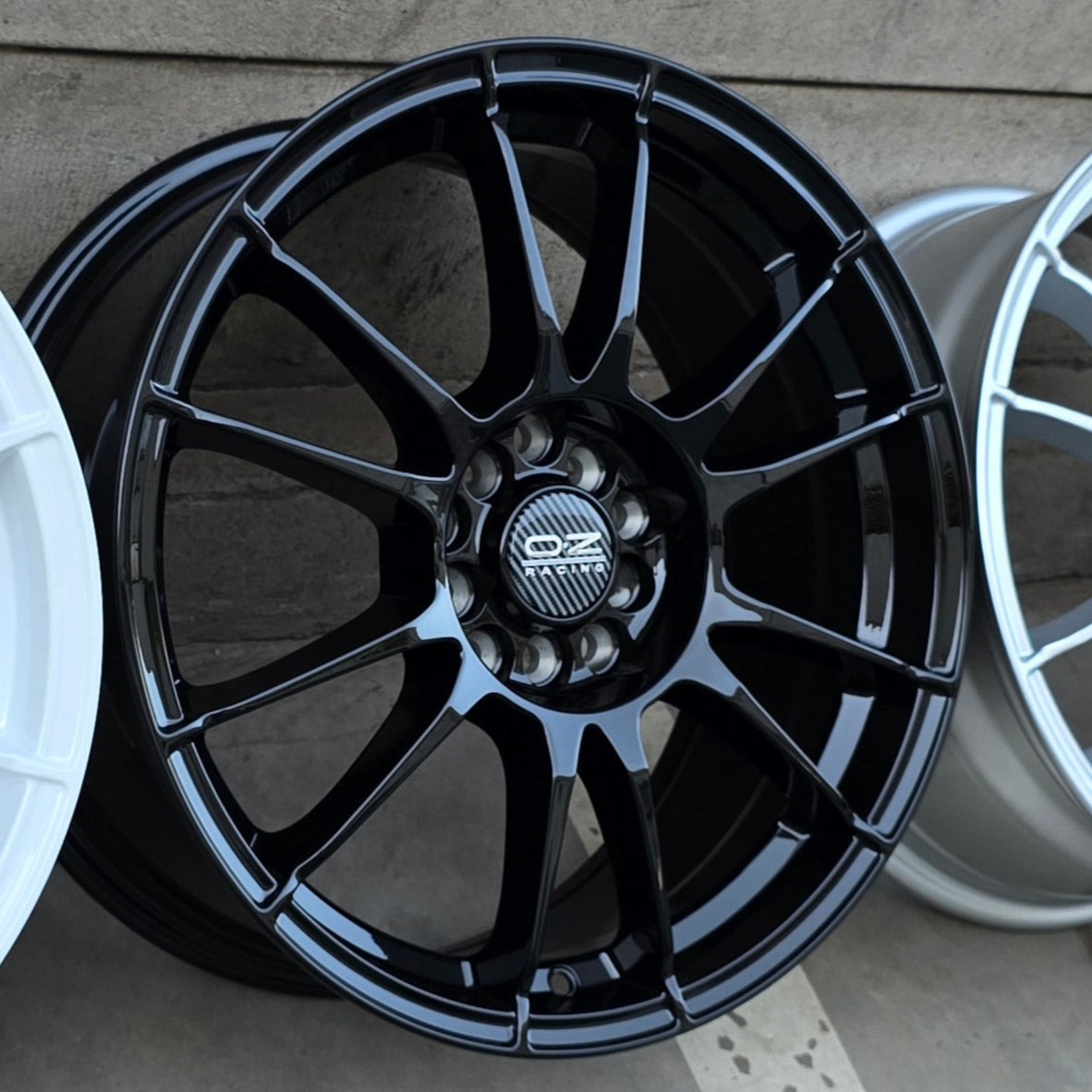 SET DE LLANTAS OZ ULTRA LIGERA. Aro 15-4x108. Color Negra Brillante. (320)