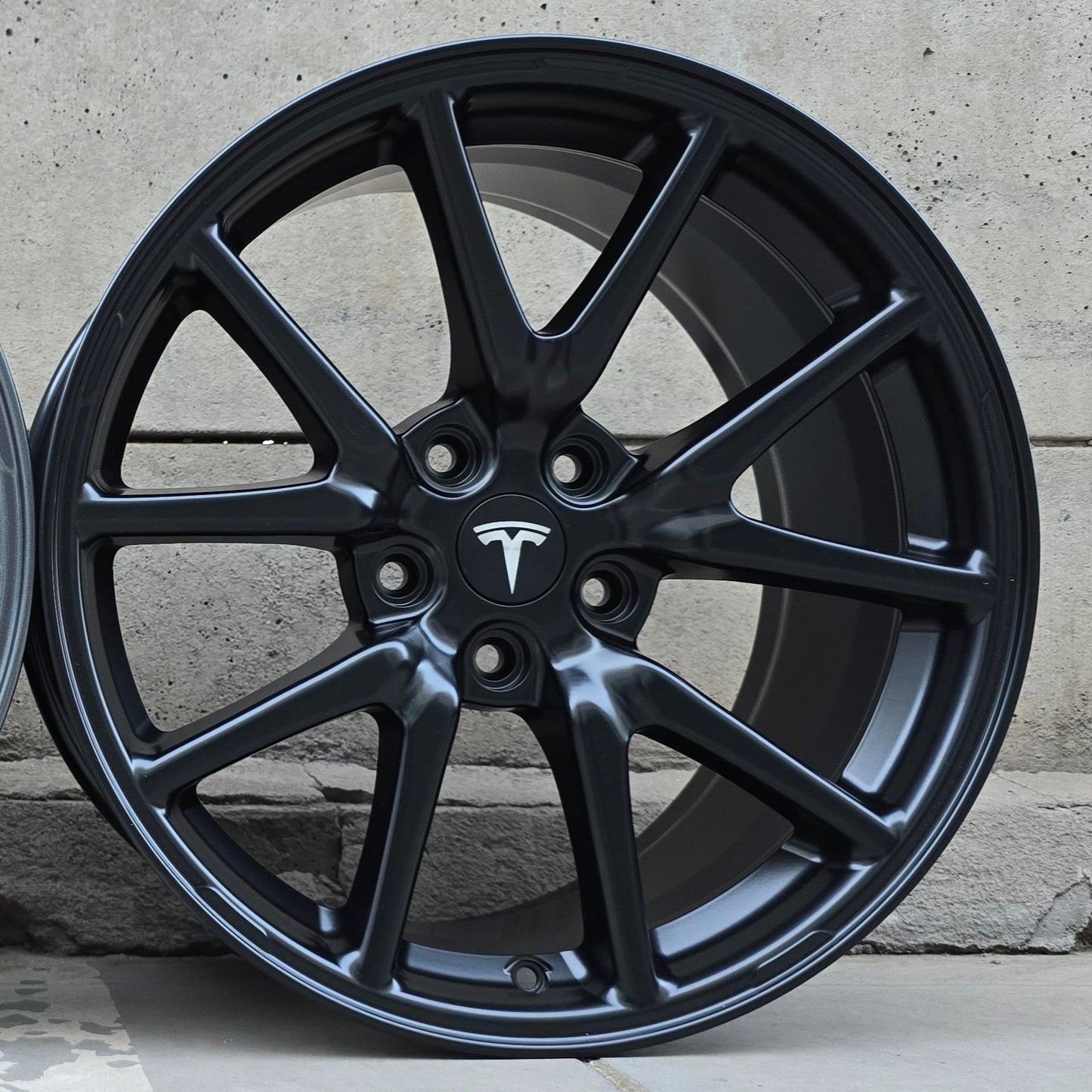 SET DE LLANTAS TESLA. Aro 18 - 5x114. Color Negro. (2113)