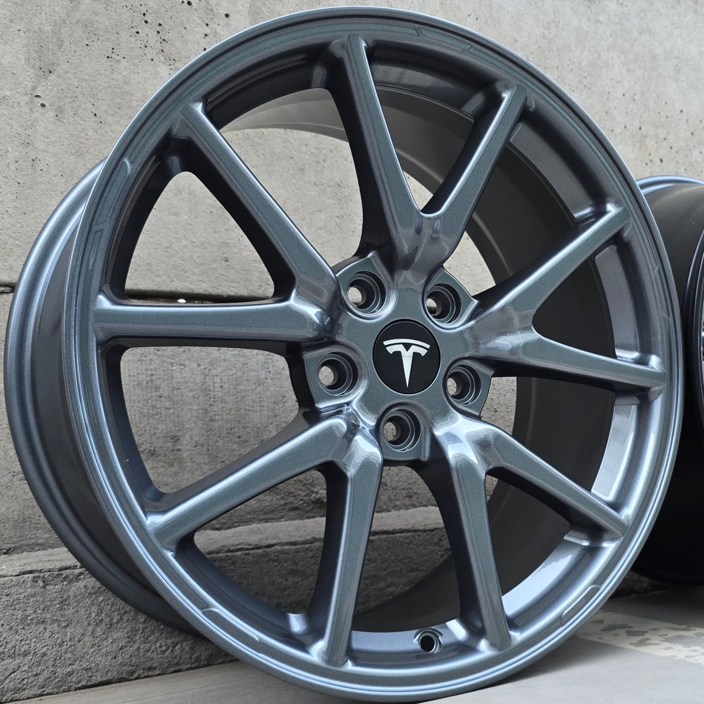SET DE LLANTAS TESLA . Aro-18-5x114 .Color Grafito .(2113).
