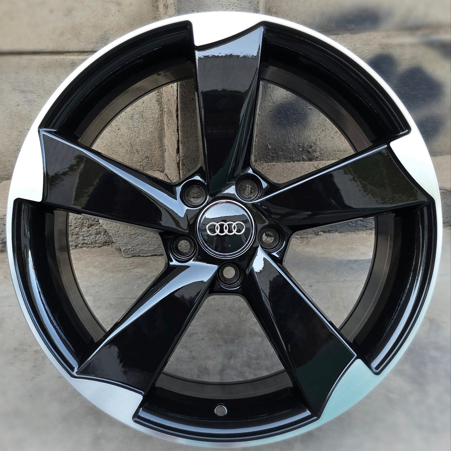 SET DE LLANTAS AUDI ROTOR . Aro-18-5x112 .Color Negro con Cromada .(628).