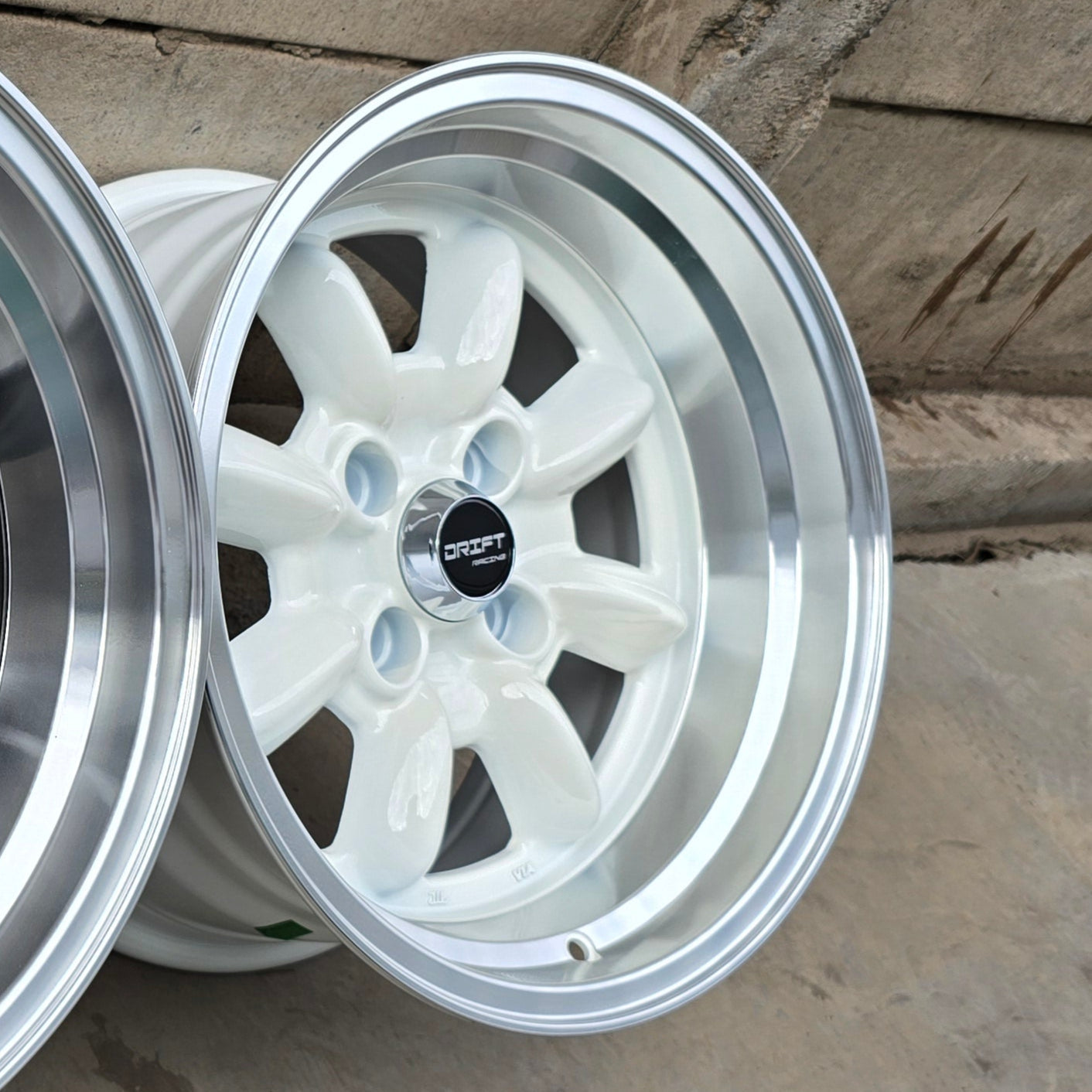 SET DE LLANTAS Watanave. Aro 15, 4x100. Color Blanco Aro CROMADO. (F843)