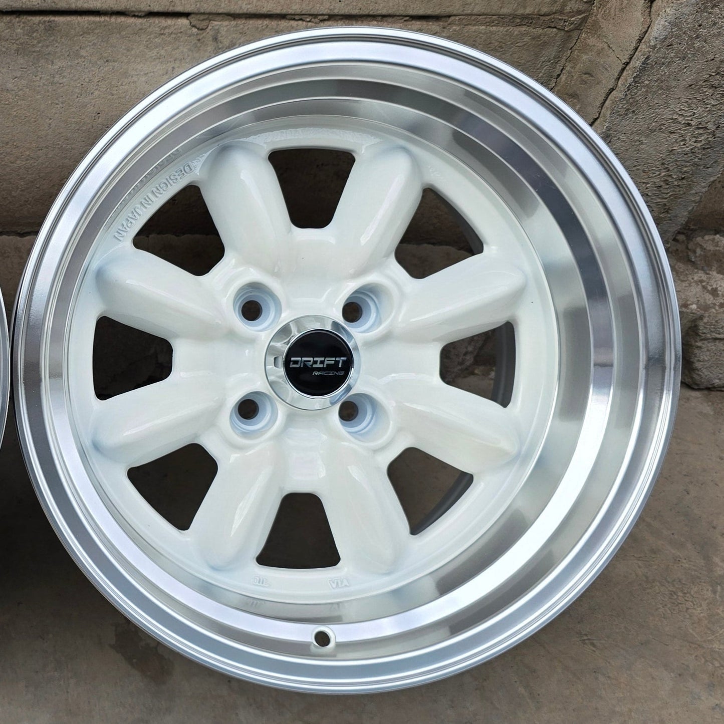 SET DE LLANTAS Watanave. Aro 15, 4x100. Color Blanco Aro CROMADO. (F843)