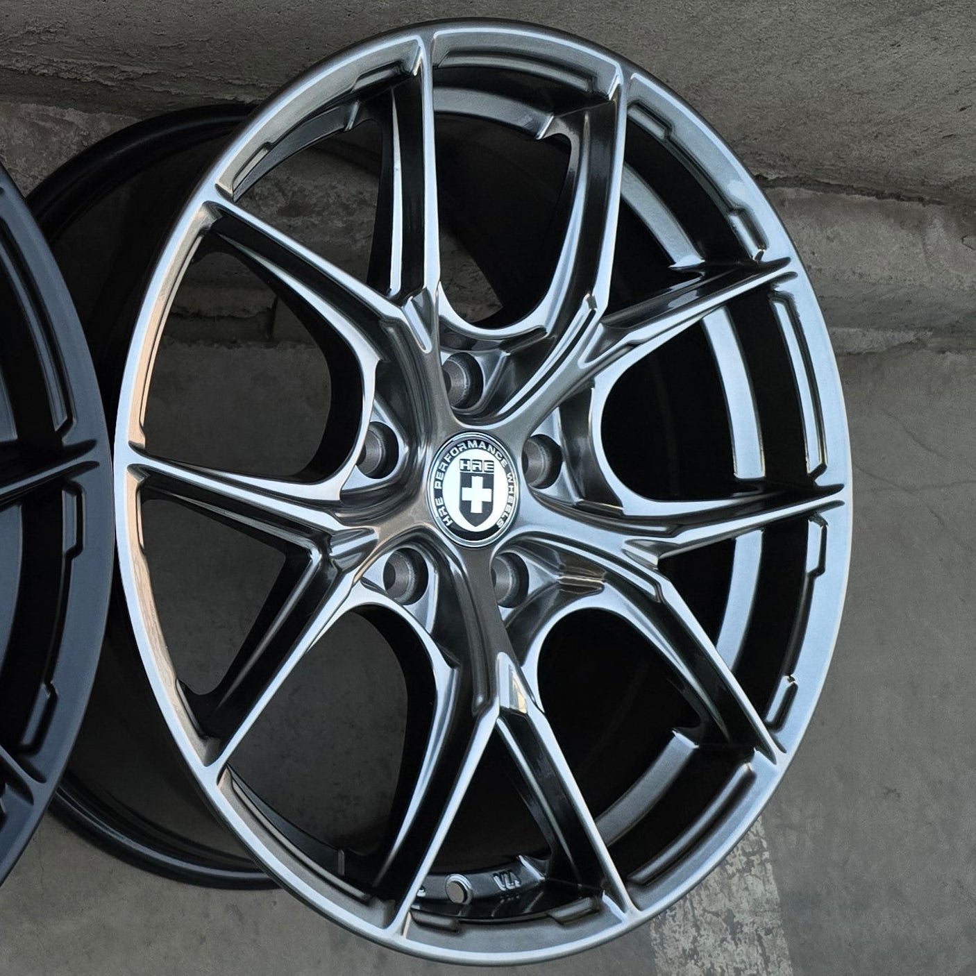 SET DE LLANTAS HRE. Aro 17- 5x114 .Color Grafito Metalizado .(ZR18).