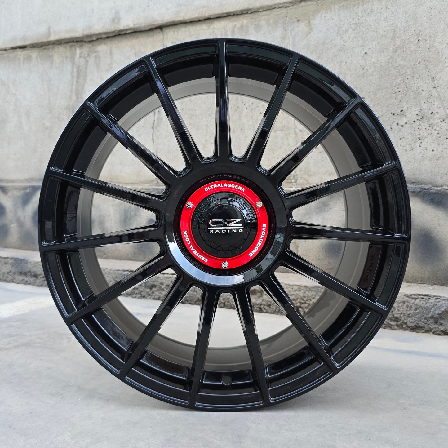 SET DE LLANTAS OZ SUPER TURISMO COLOR Nero Brillante. Aro 19 - 5x100 , 5x112 (9p150p-ff1258b)
