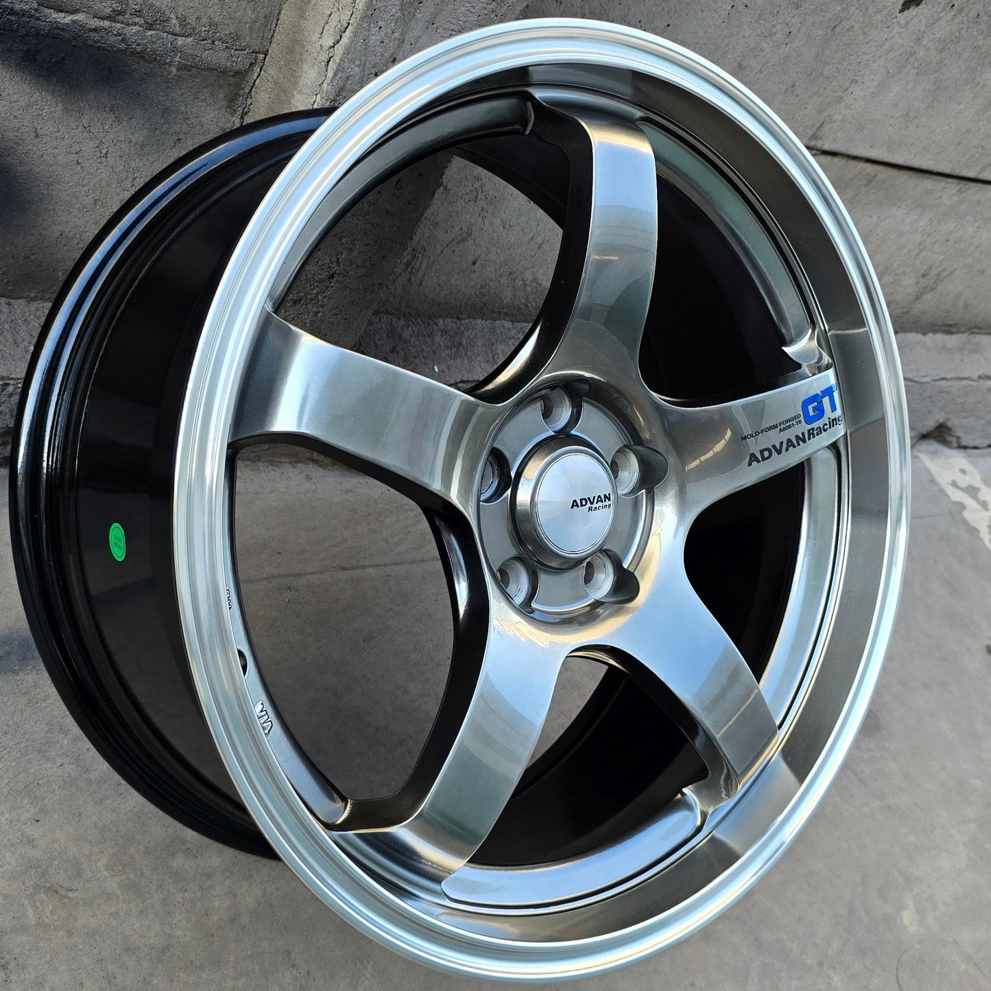 SET DE LLANTAS ADVAN GT COLOR Grafito Metalizado con Aro Cromado. Aro 19 - 5x114. (ZR698X)