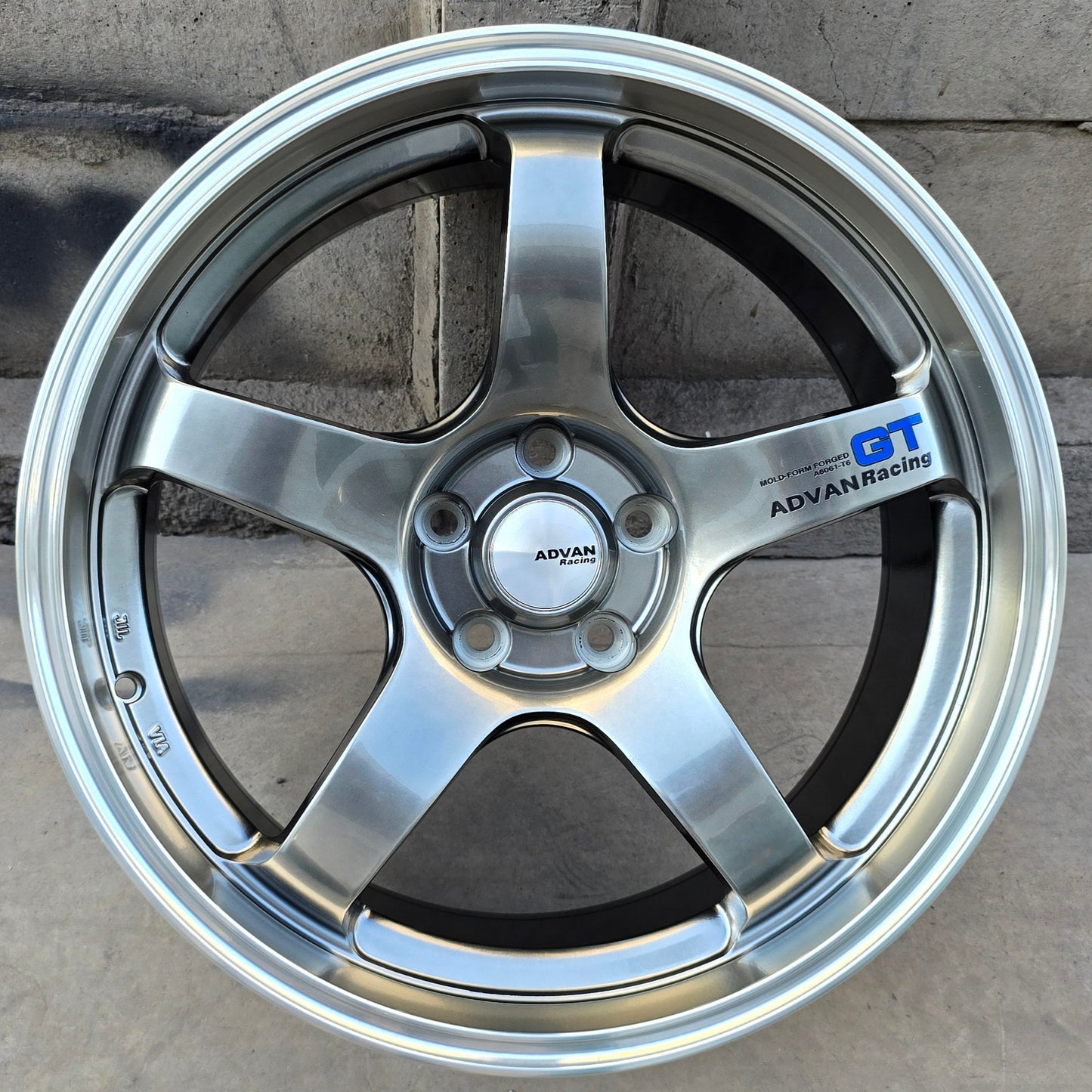 SET DE LLANTAS ADVAN GT COLOR Grafito Metalizado con Aro Cromado. Aro 19 - 5x114. (ZR698X)