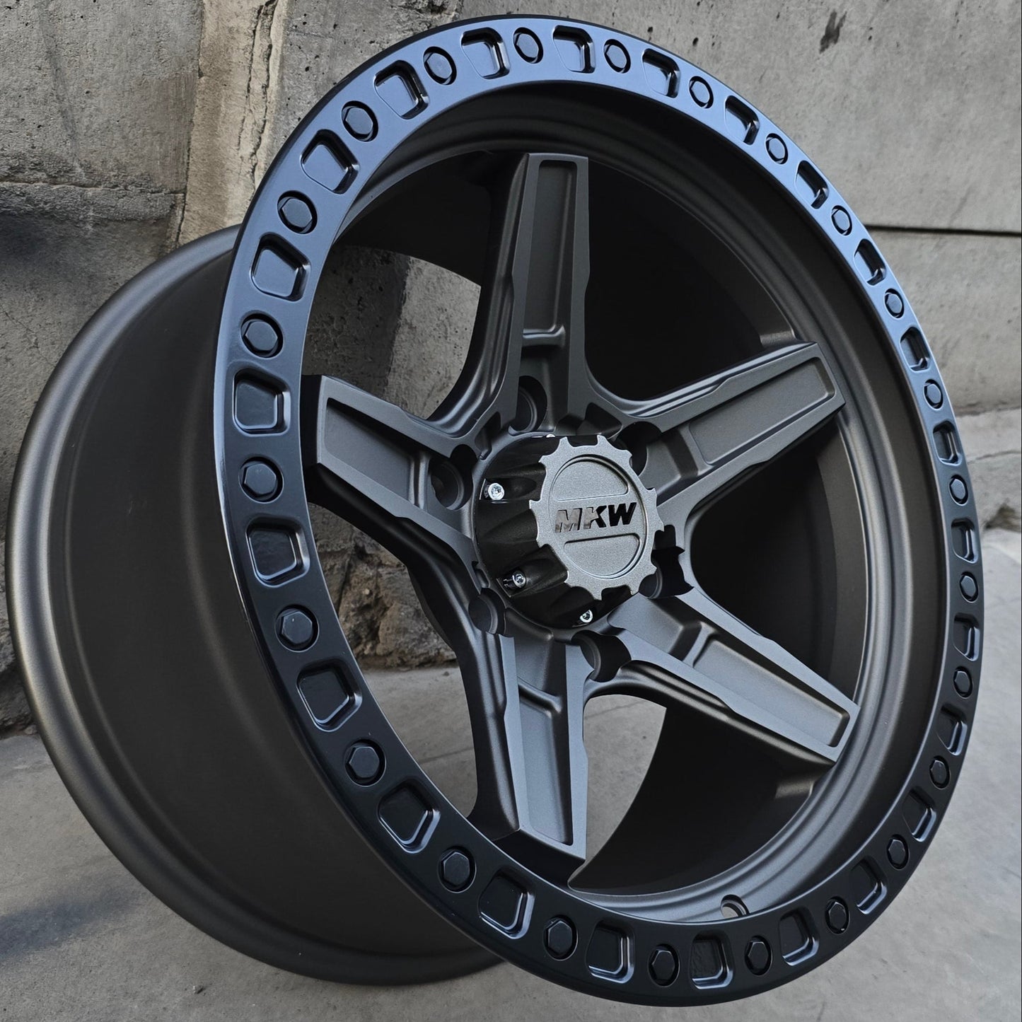SET DE LLANTAS MODELO 1260. Aro 17-6x139 .Color Bronce Aro Negro .(1260).
