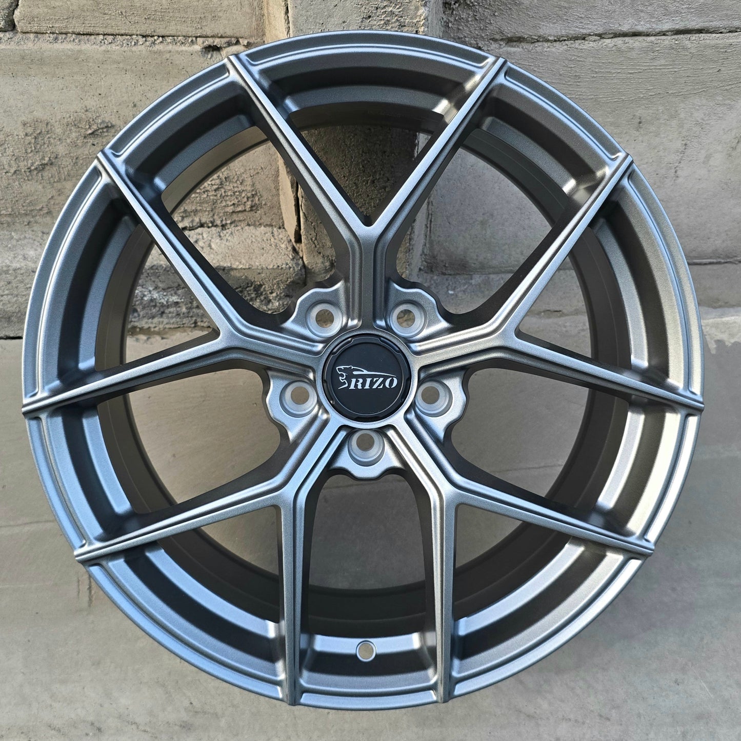SET DE LLANTAS RIZO. Aro 18 - 5x112. .Color Grafito .(RS8).
