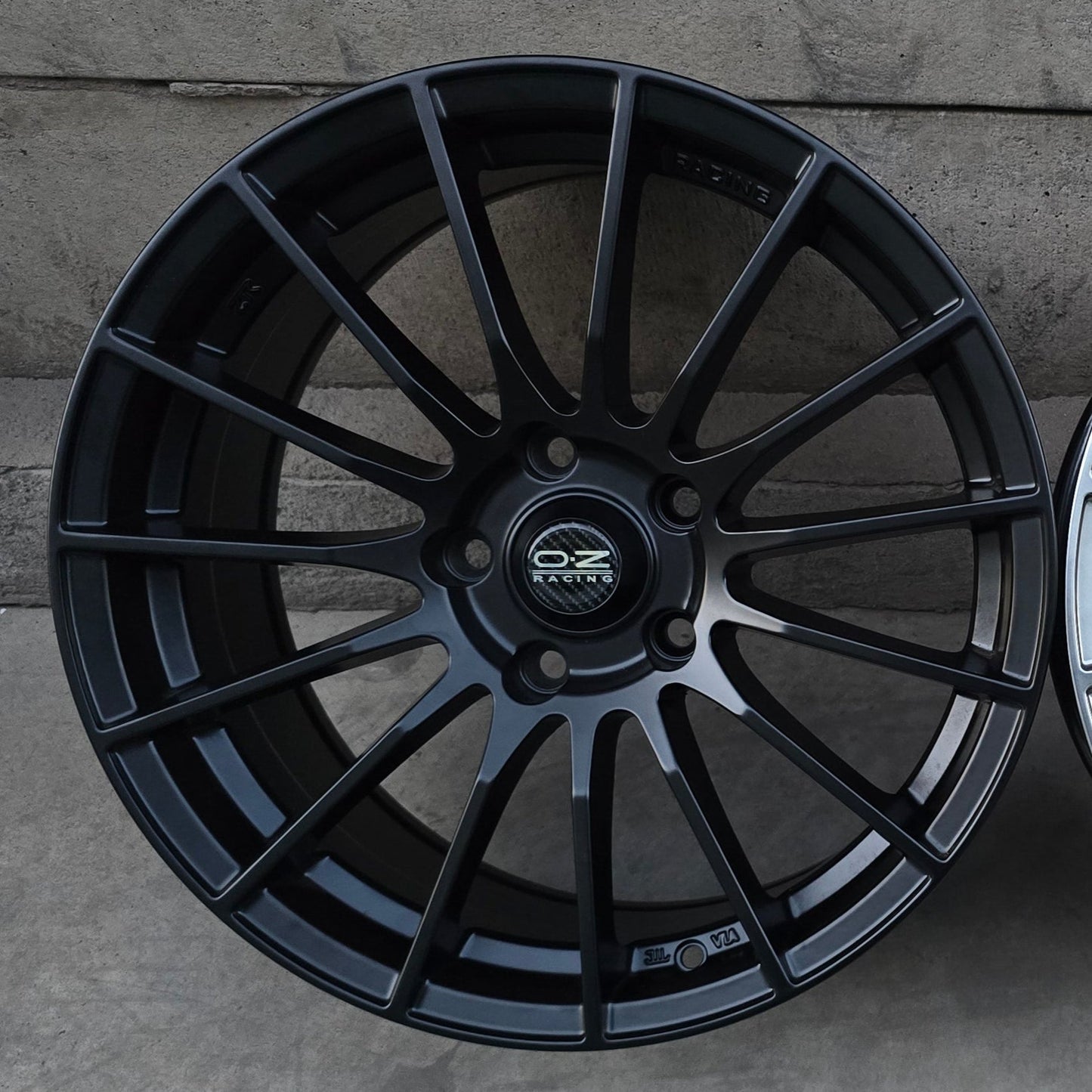 SET DE LLANTAS OZ SUPER TURISMO. Aro 17- 5x114. Color Negro Mate. (ZR007)