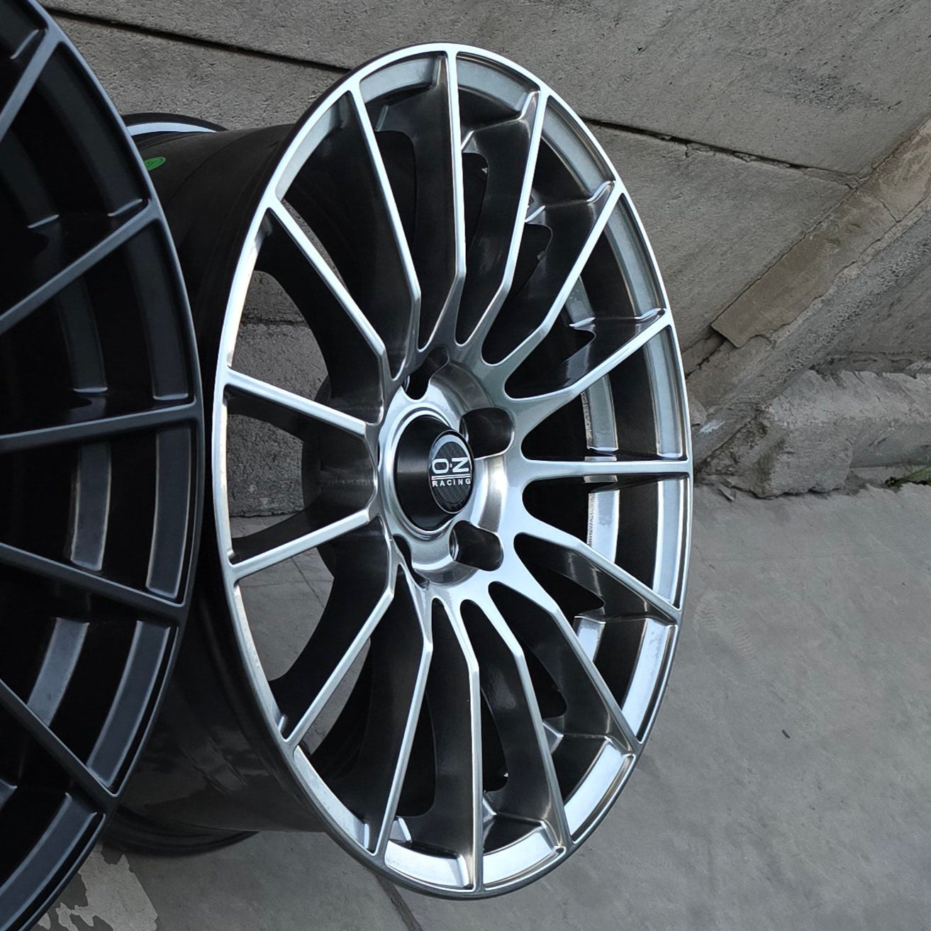 SET DE LLANTAS OZ SUPER TURISMO. Aro 17- 5x114. Color Hyper Black / Grafito Metalizado. (ZR007)