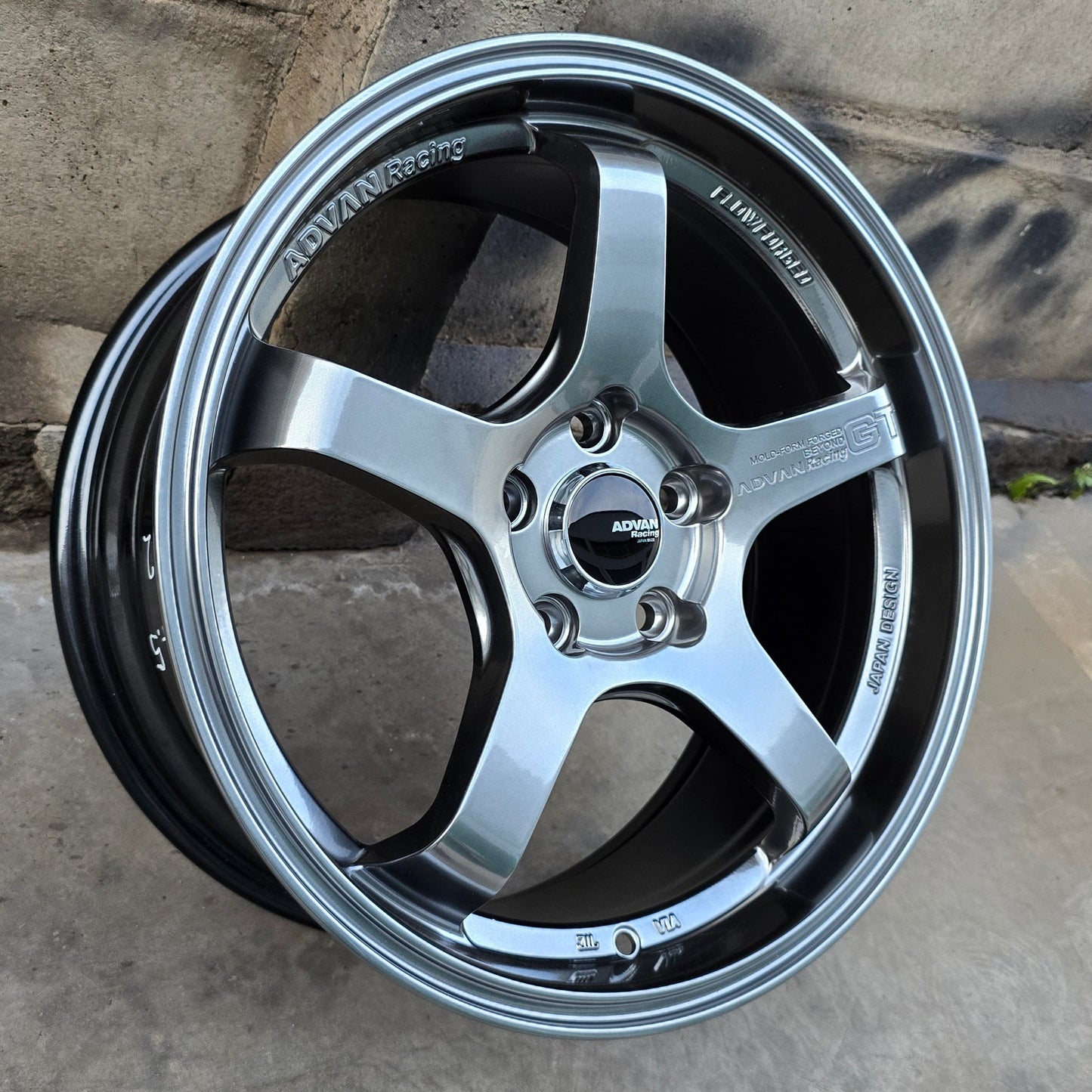 SET DE LLANTAS ADVAN GT. Aro 17- 5x112. .Color Grafito Metalizado .(RGWG37).