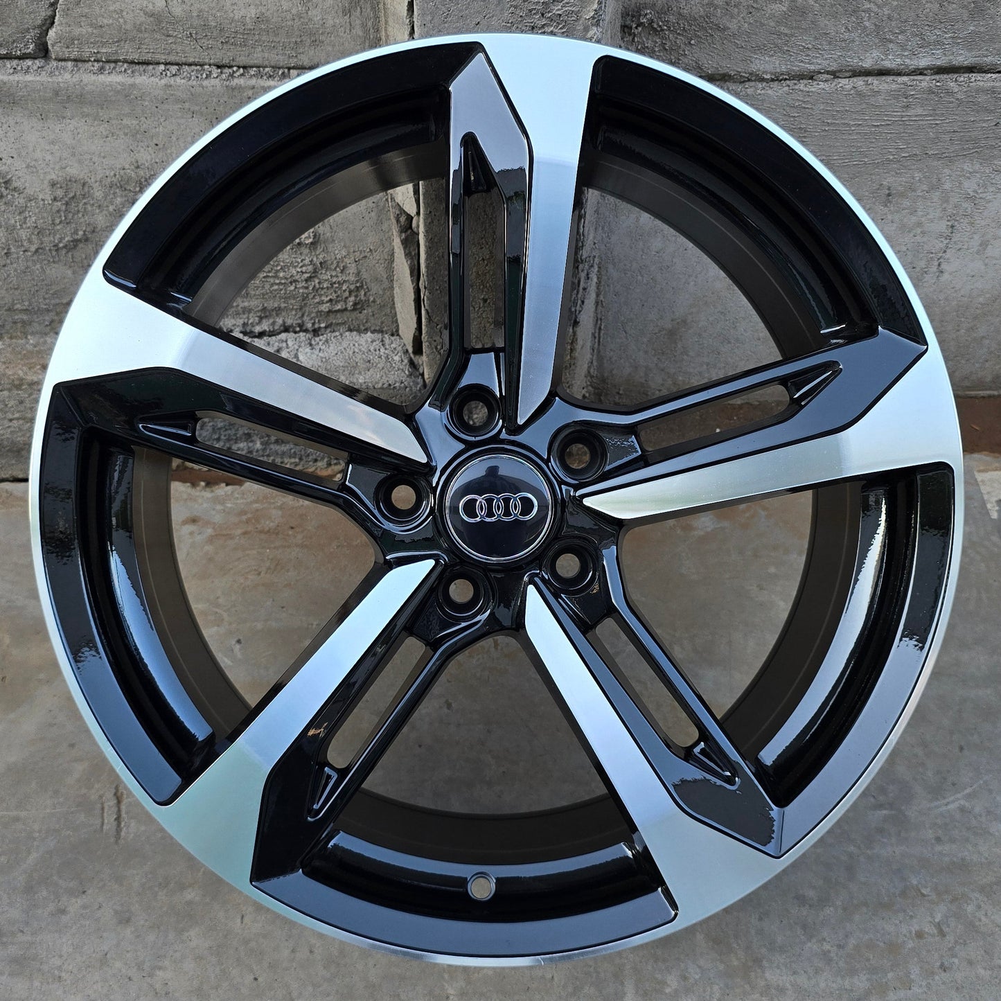 SET DE LLANTAS AUDI*. Aro 18 - 5x112. Color Plateado. (DIM014)