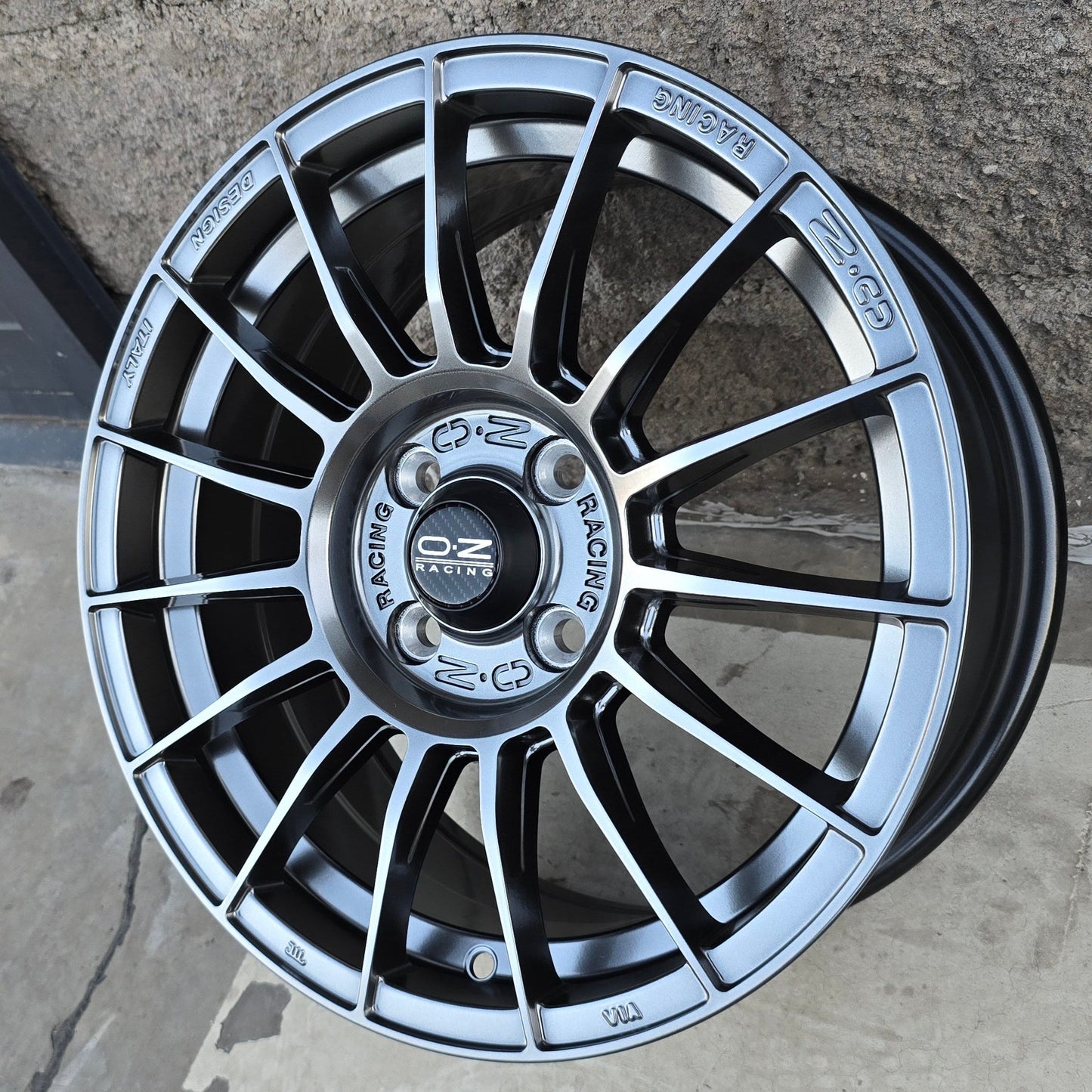 SET DE LLANTAS OZ-SUPER TURISMO MAGNESIO. Aro 15-4x100. Color Negro Mate. (ZR007)