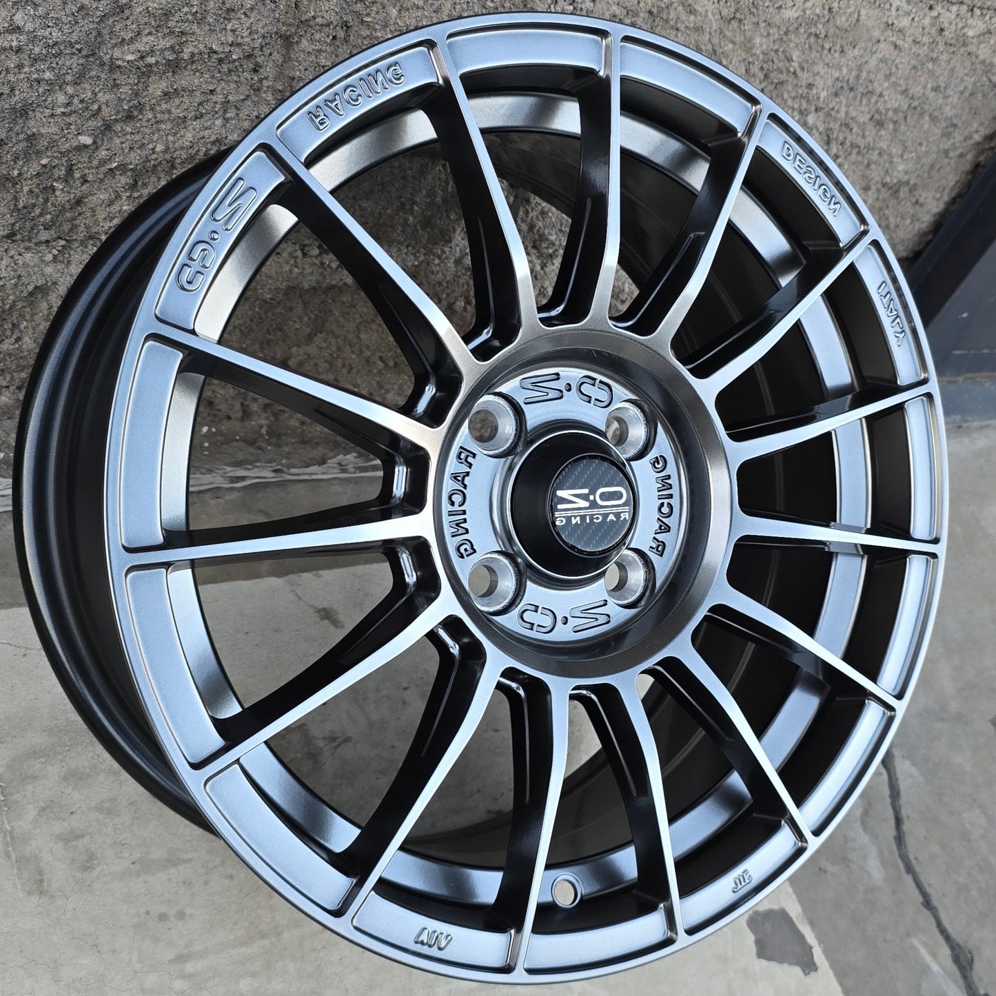 SET DE LLANTAS OZ SUPER TURISMO MAGNESIO. Aro 15-4x100 .Color Grafito Metalizado .(ZR007).