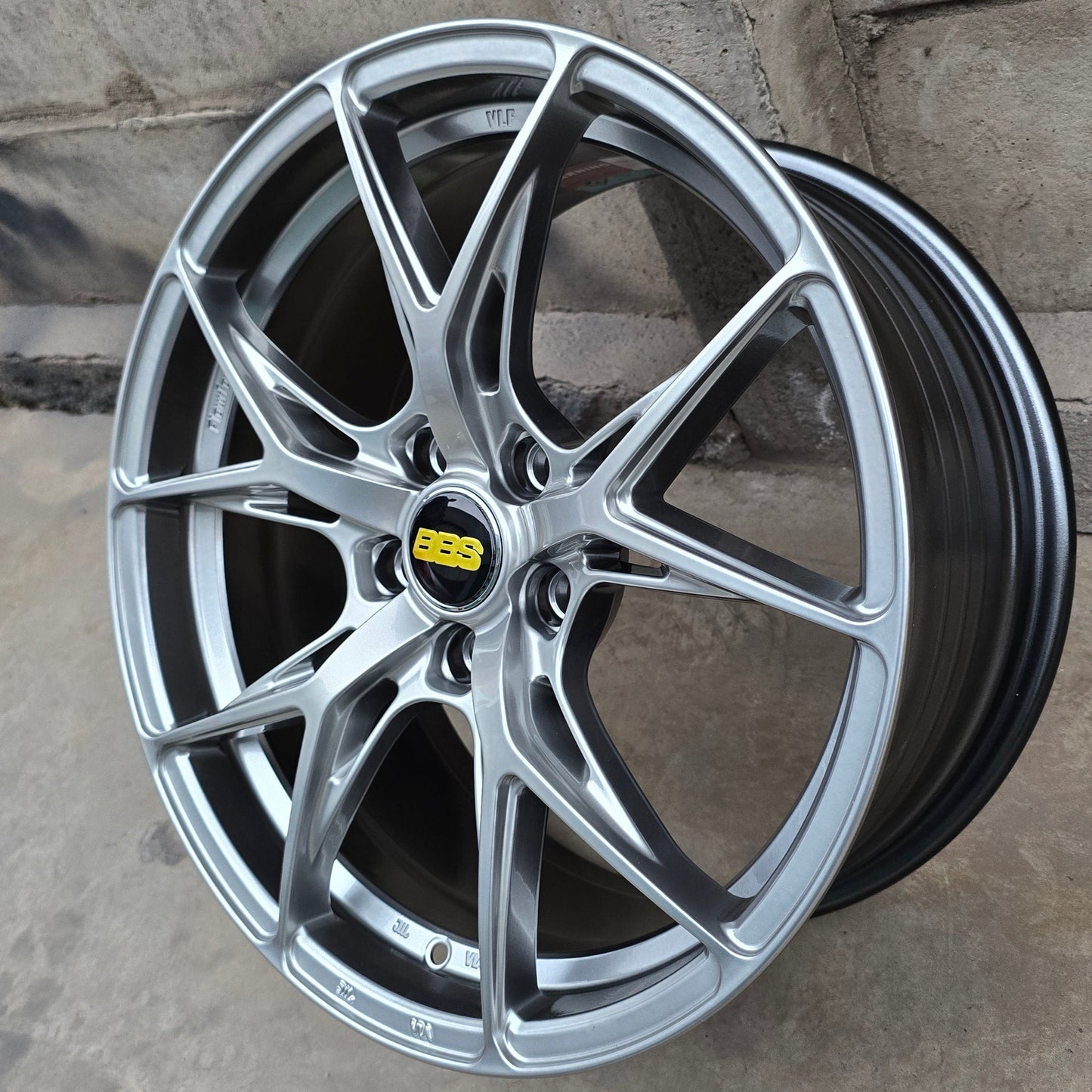 SET DE LLANTAS BBS FIR. Aro 18 - 5x114. Color Grafito Metalizado. (VLF-28)
