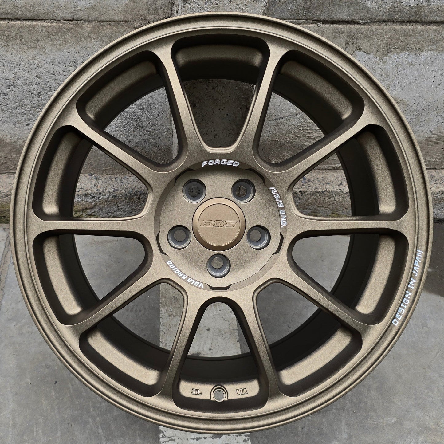 SET DE LLANTAS RAYS ZE40. Aro 17 - 5x100. Color Bronce. (1136D)