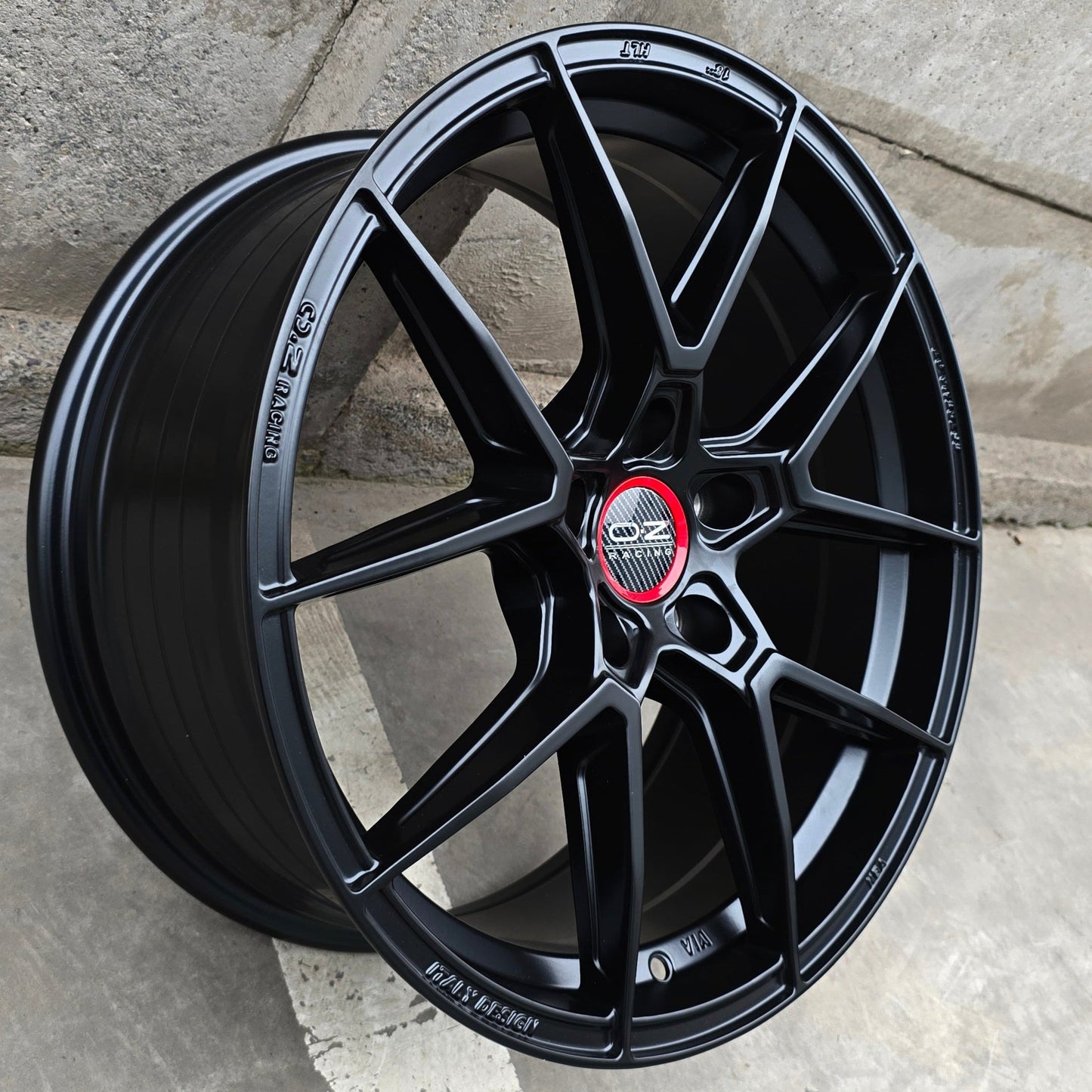 SET DE LLANTAS OZ ESTREMA. Aro 18 - 5x114. Color Negro Mate. (FF56)