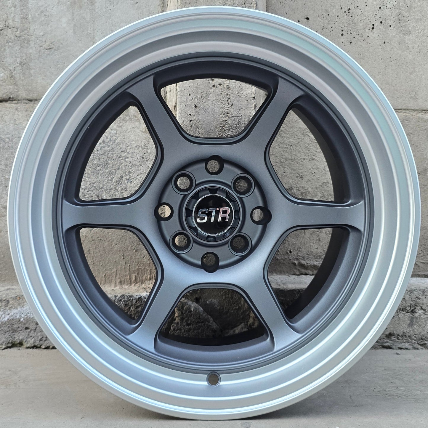 SET DE LLANTAS MODELO 668. Aro 15 - 4x100, 4x114. Doble Apernadura. Color Grafito Aro Cromado. (668)