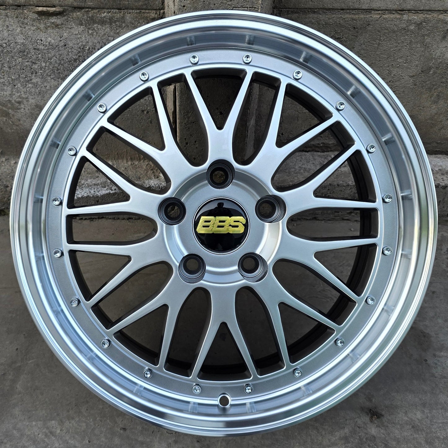SET DE LLANTAS BBS LM. Aro 17 - 5x114. Color Grafito Metalizado. (506)