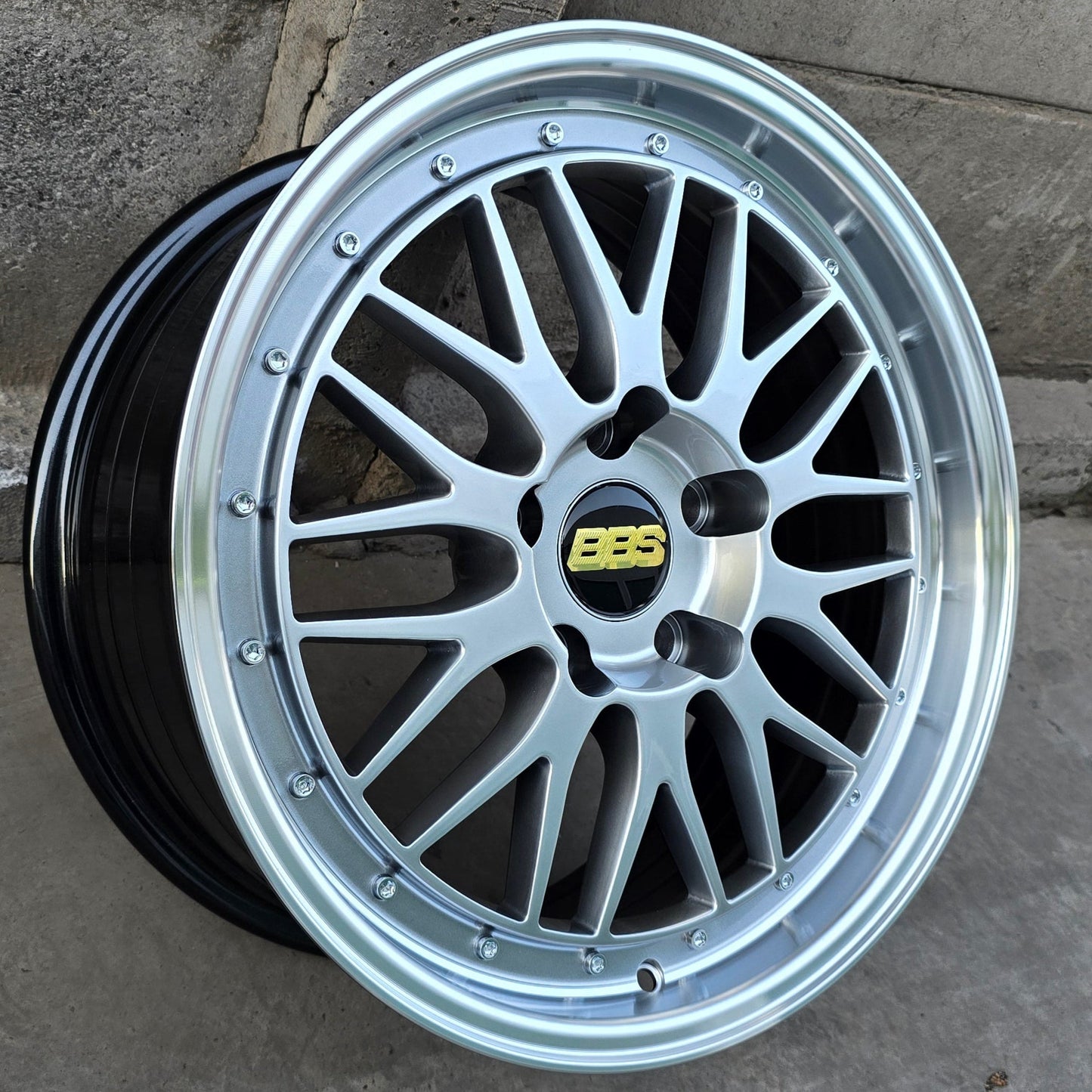 SET DE LLANTAS BBS LM. Aro 17 - 5x114. Color Grafito Metalizado. (506)