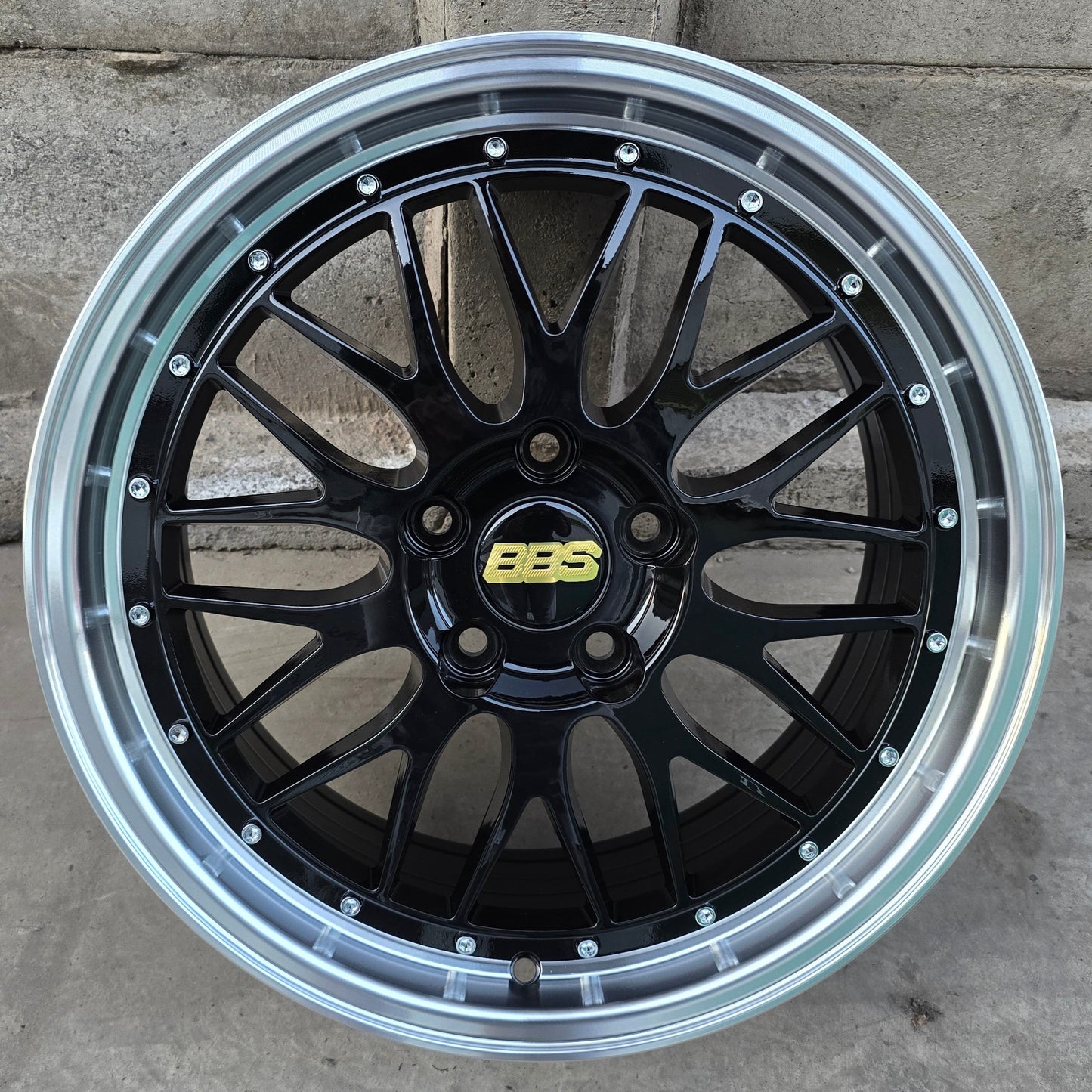 SET DE LLANTAS BBS LM. Aro 17 - 5x114. Color Cromado Fondo Negro. (506)