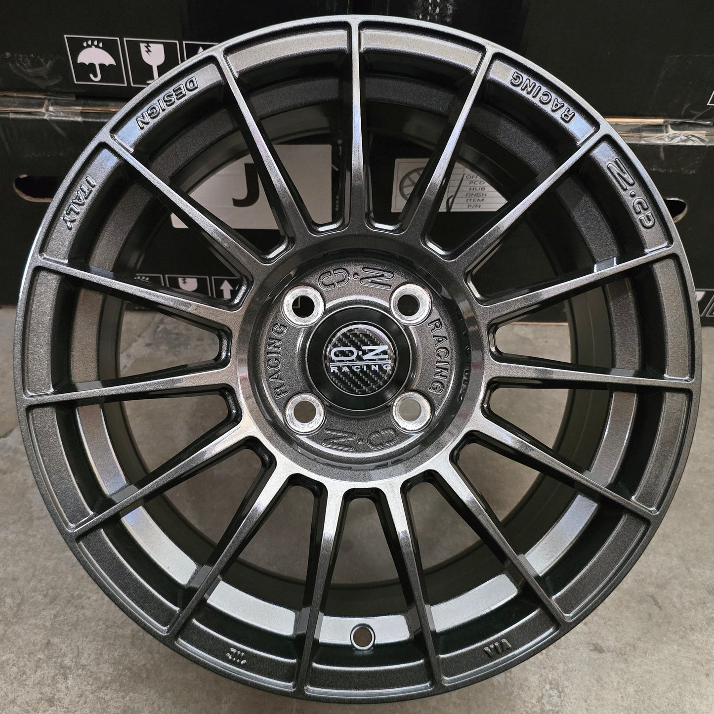 SET DE LLANTAS OZ. Aro 15 - 4x100. Color Grafito. (ZR007)