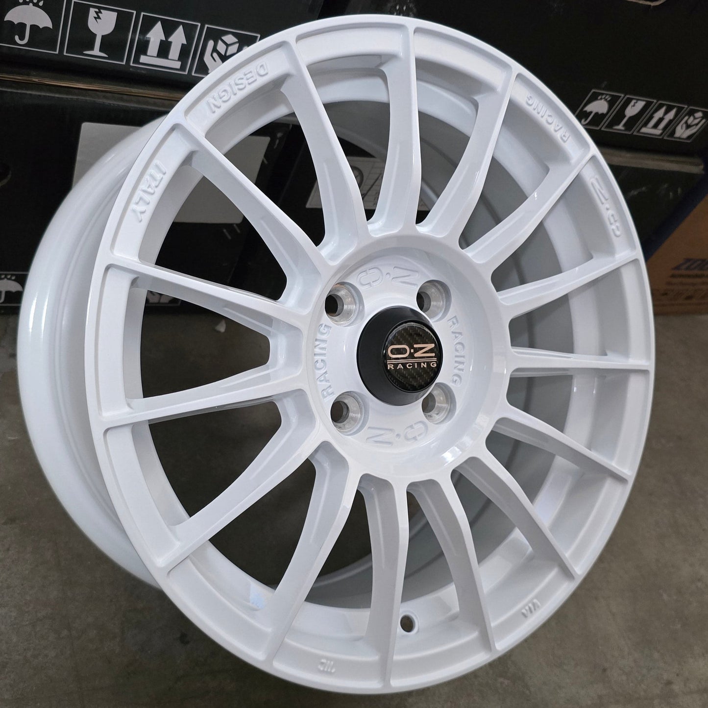 SET DE LLANTAS OZ. Aro 15 - 4x100. Color Blanco. (ZR007)