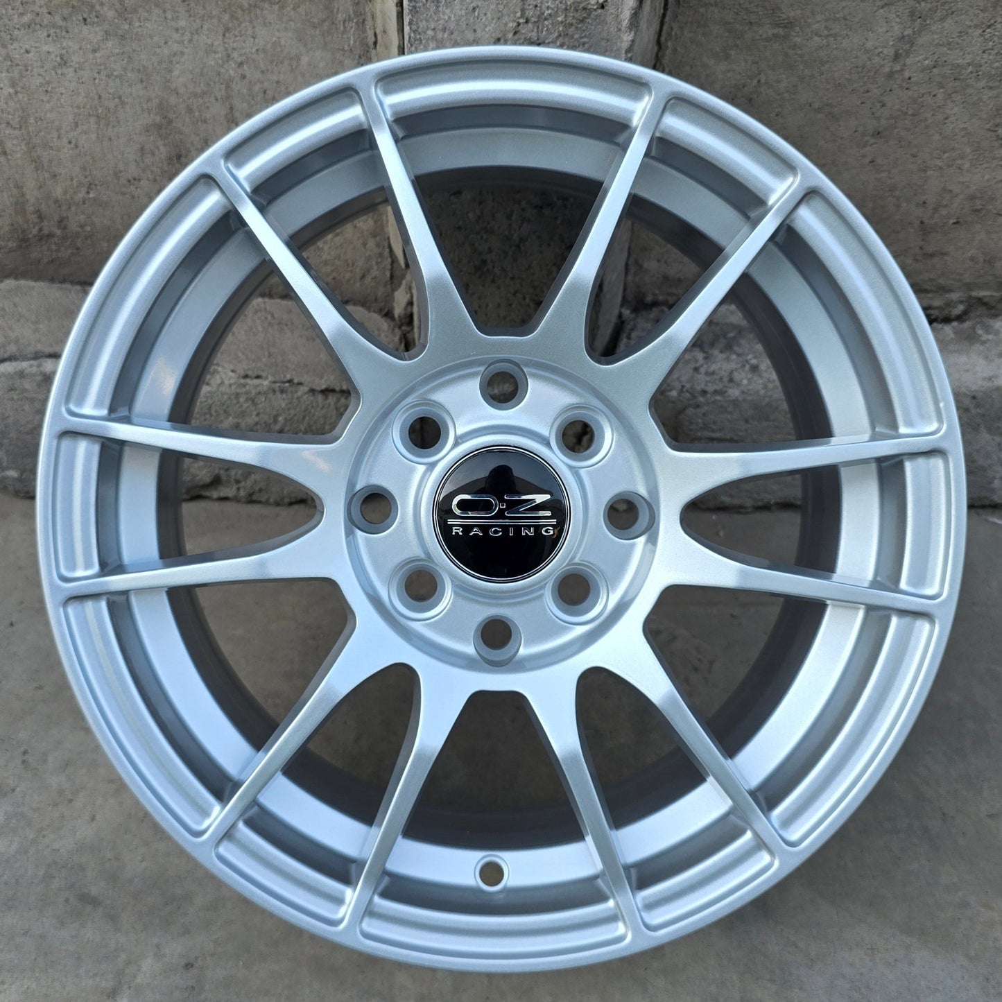 SET DE LLANTAS OZ ULTRA LIGERA. Aro 14 - 4x100, 4x114. Doble Apernadura. Color Plateado (ULTRA-LIGERA)