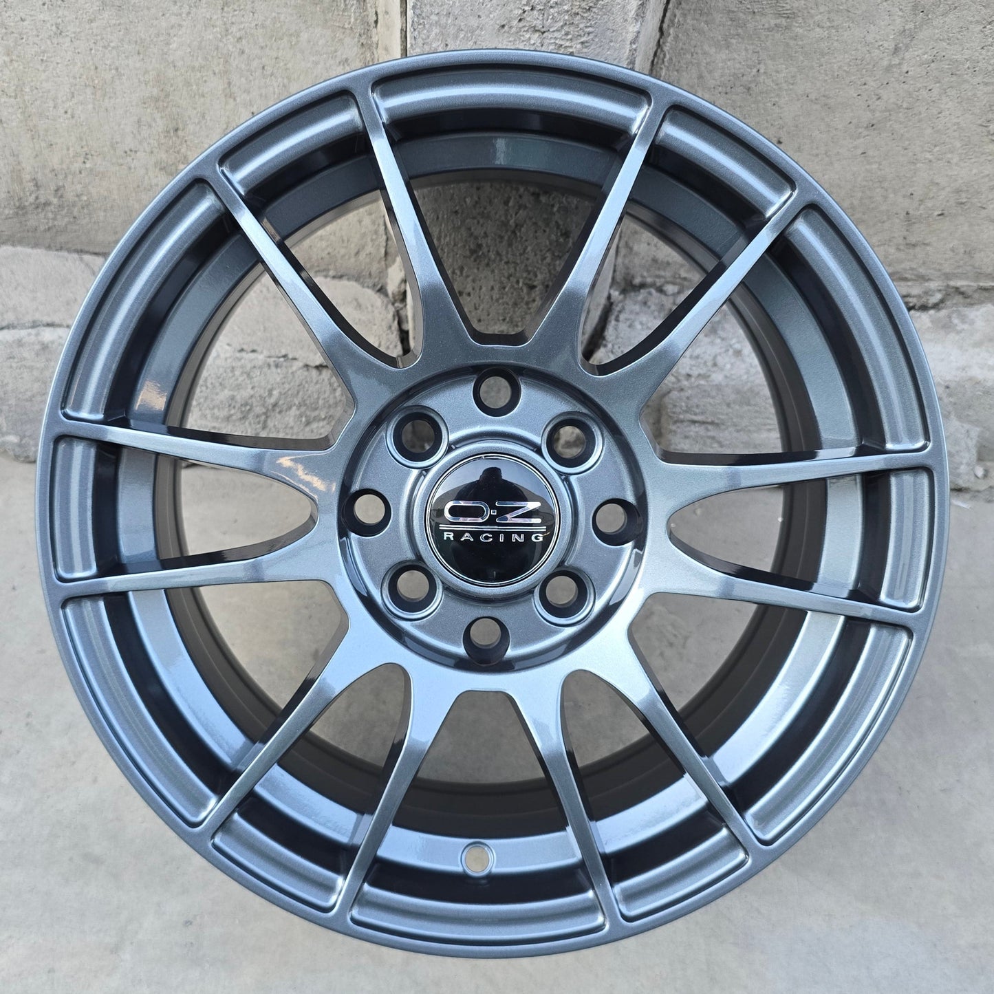SET DE LLANTAS OZ ULTRA LIGERA. Aro 14 - 4x100, 4x114. Doble Apernadura. Color Grafito (ULTRA-LIGERA)