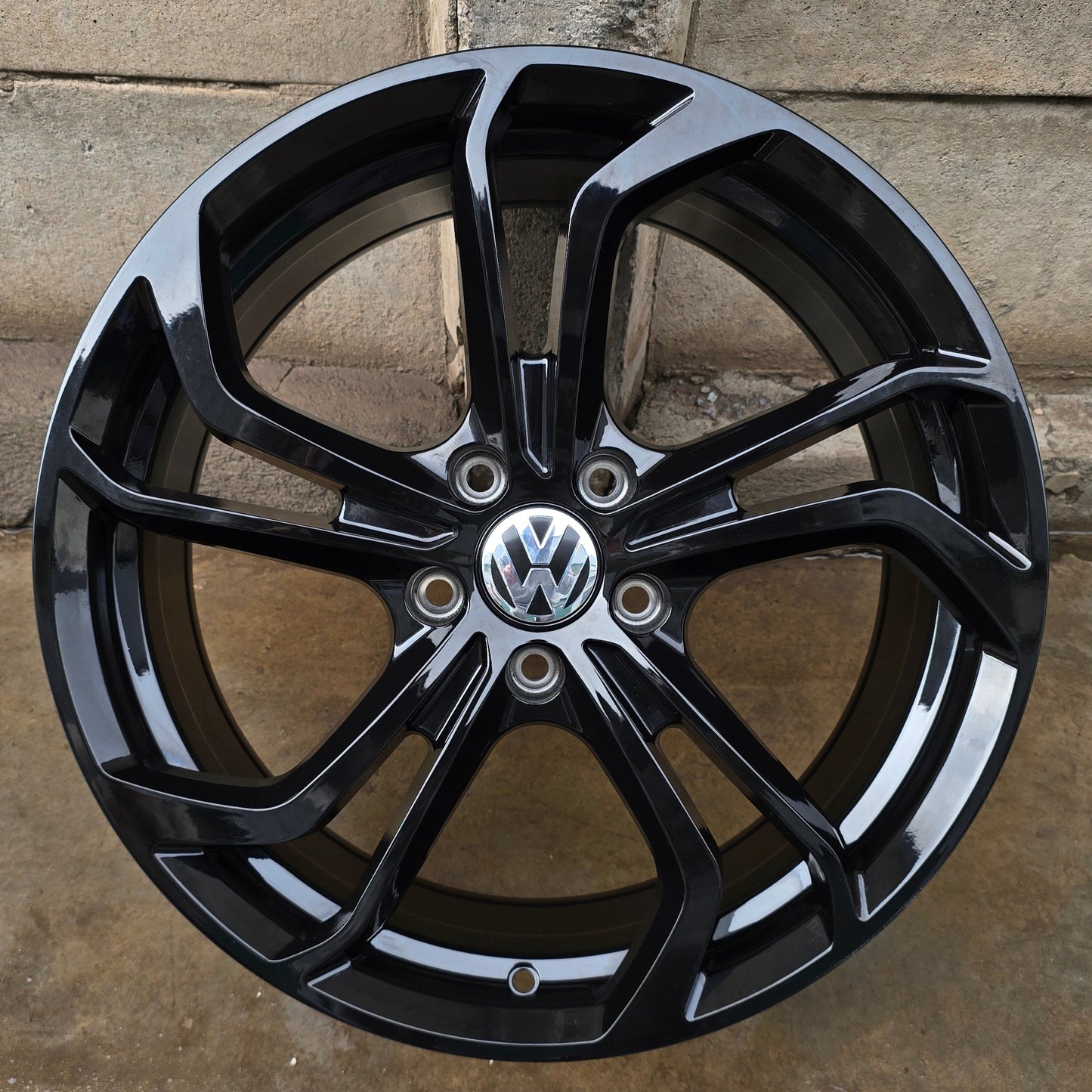 SET DE LLANTAS VOLKSWAGEN. Aro 18 - 5x112. Color Negro (698)