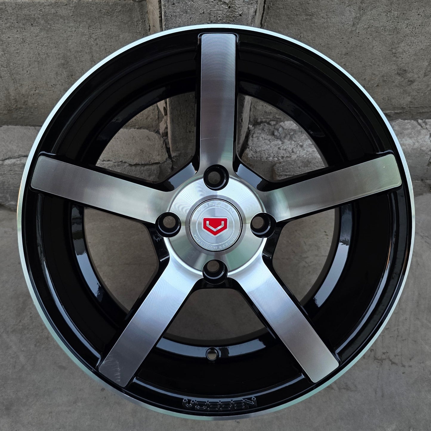 SET DE LLANTAS VOSSEN CV3. Aro 15 - 4x108. Color Cromado Fondo Negro (15dh554c).