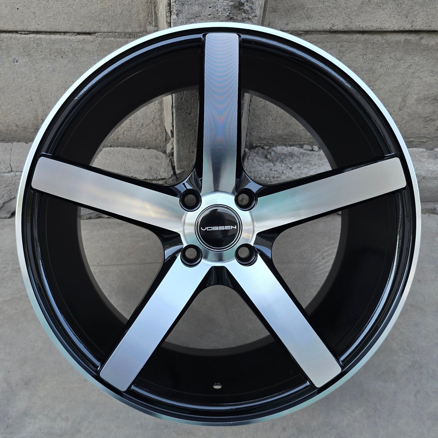 SET DE LLANTAS VOSSEN CV3. Aro 17 - 4x100. Color Cromado Fondo Negro (17S5080A).