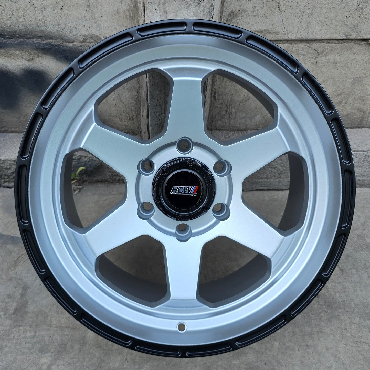 SET DE LLANTAS CODIGO. Aro 17 - 6x139. Color Plateado con Negro (17N6147C).